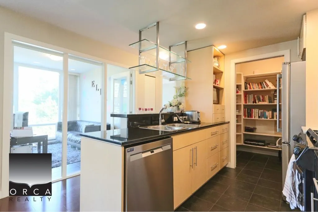 601 583 Beach Crescent