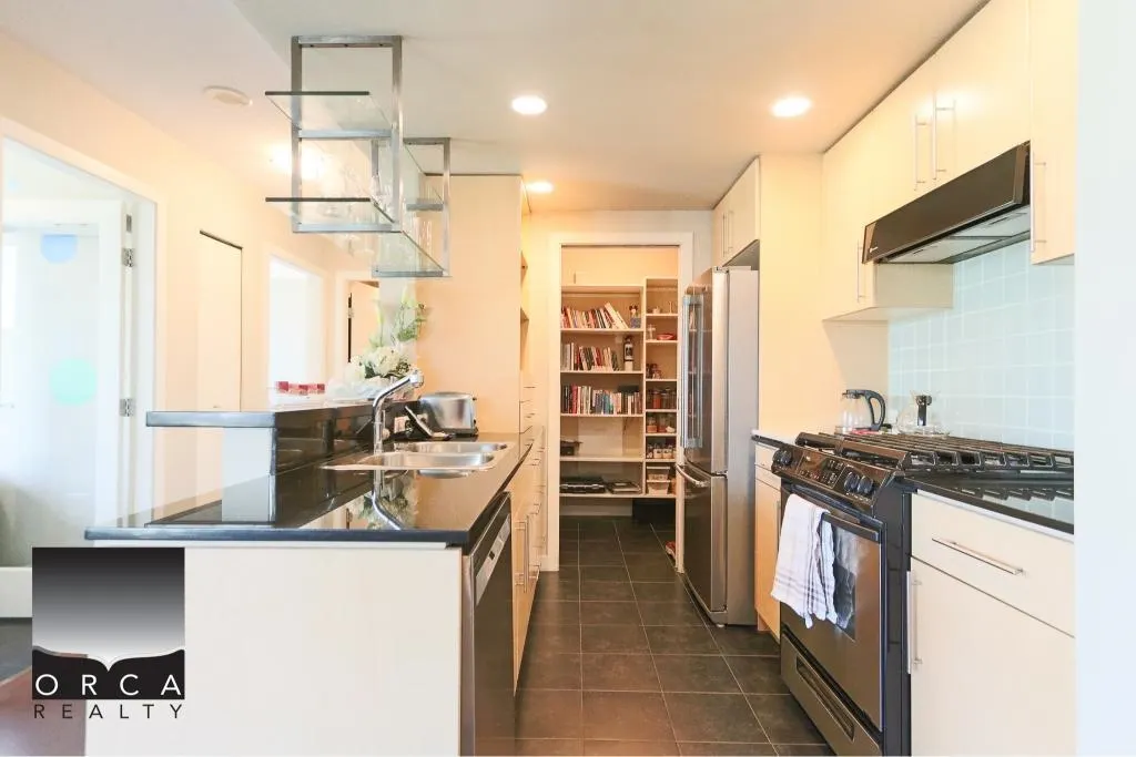 601 583 Beach Crescent