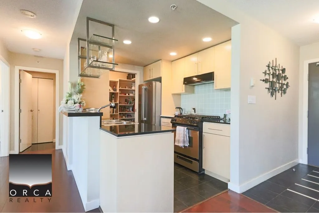 601 583 Beach Crescent