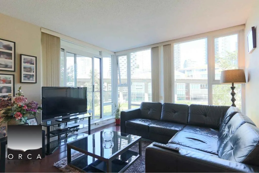 601 583 Beach Crescent