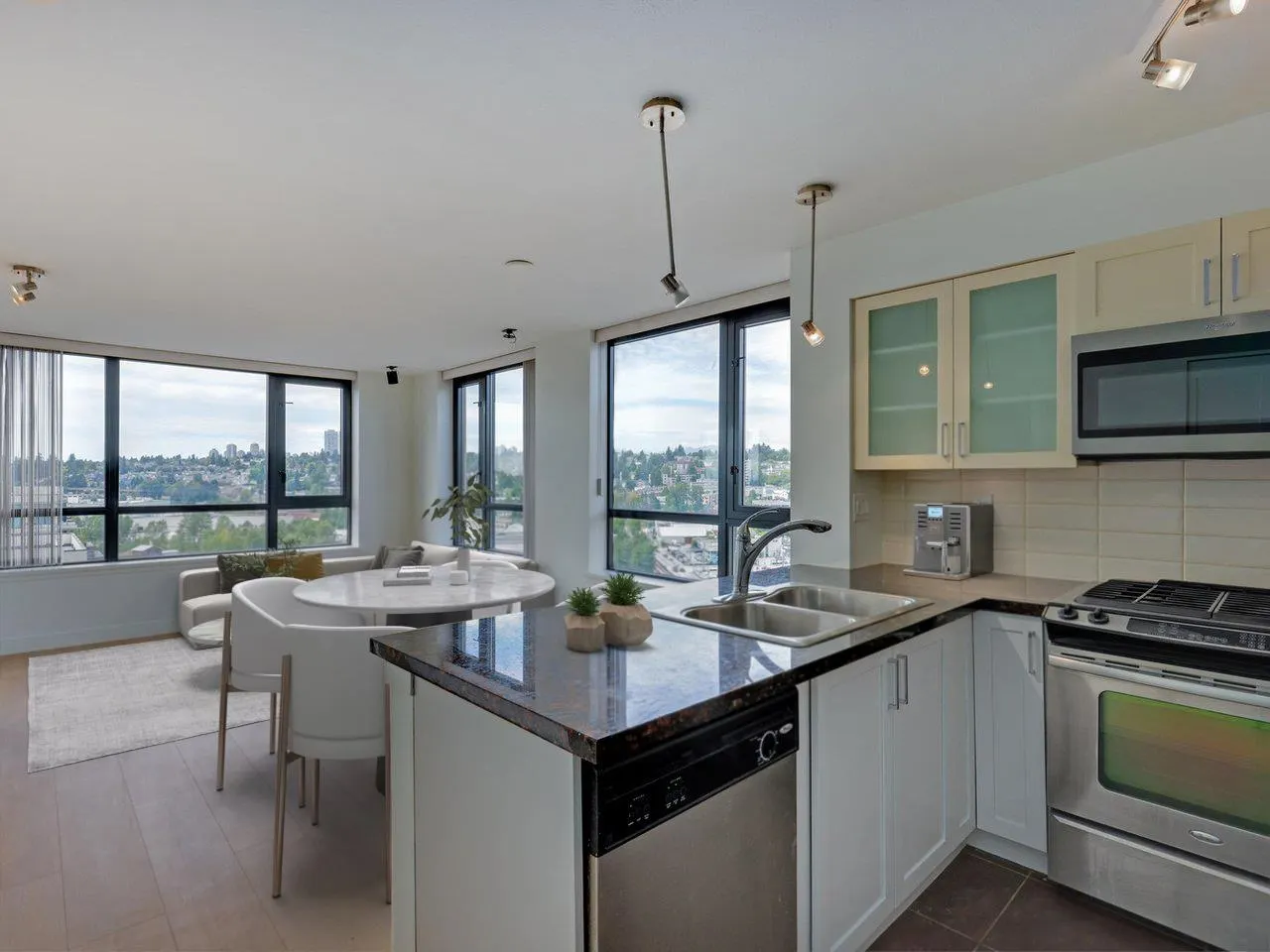 1607 1 Renaissance Square