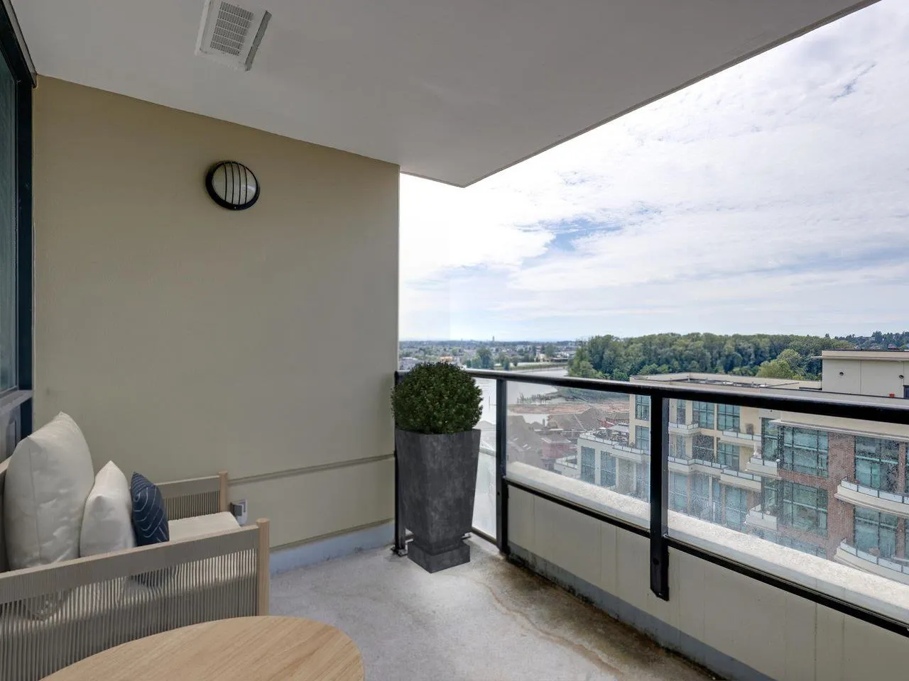 1607 1 Renaissance Square