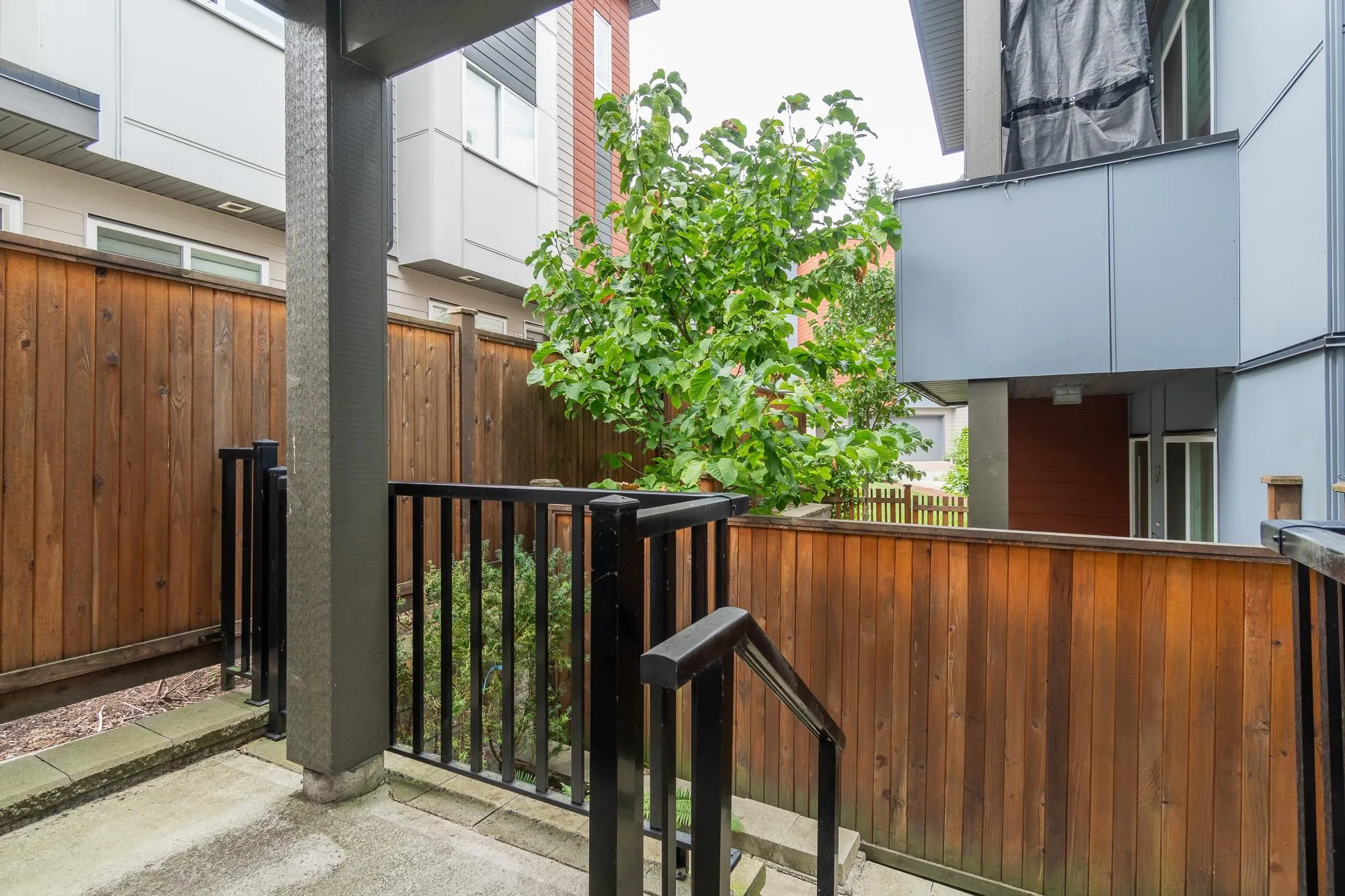 6 1670 160 Street