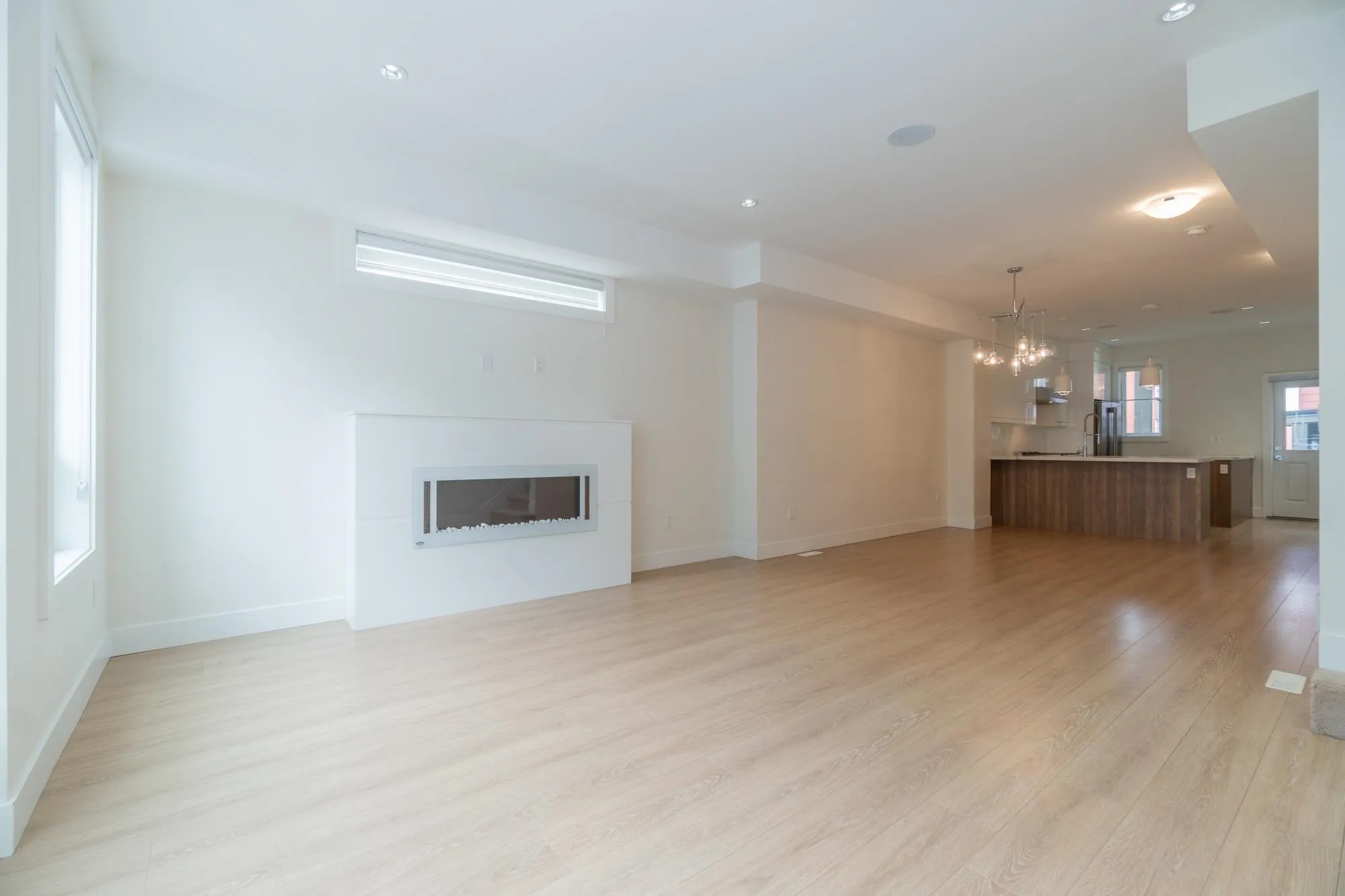 6 1670 160 Street