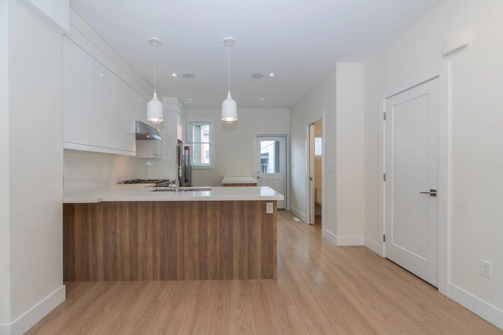 6 1670 160 Street