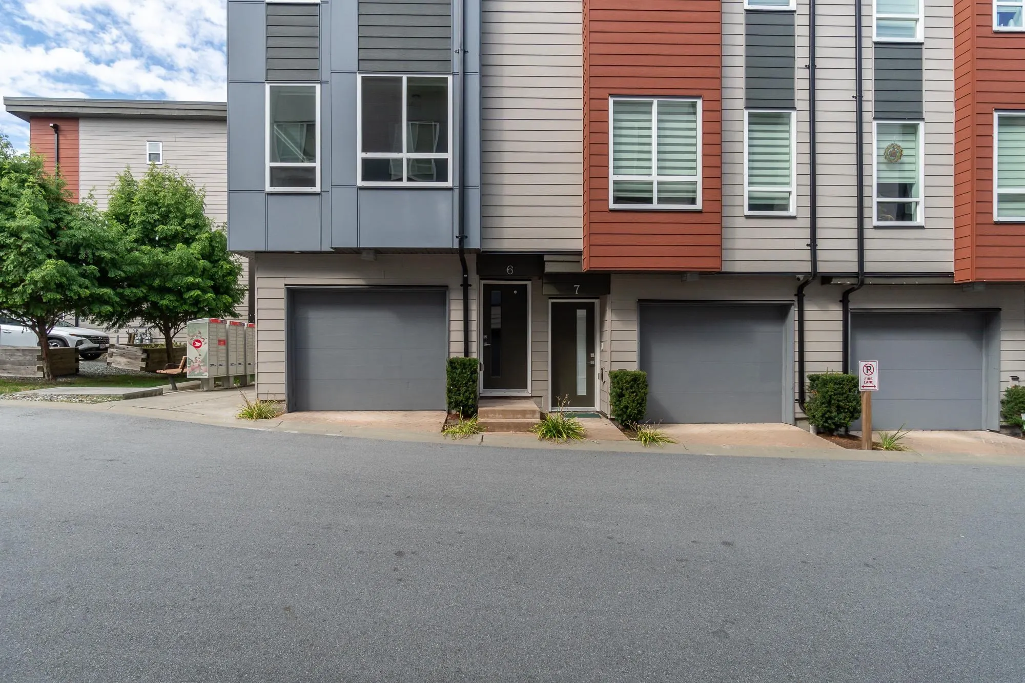 6 1670 160 Street