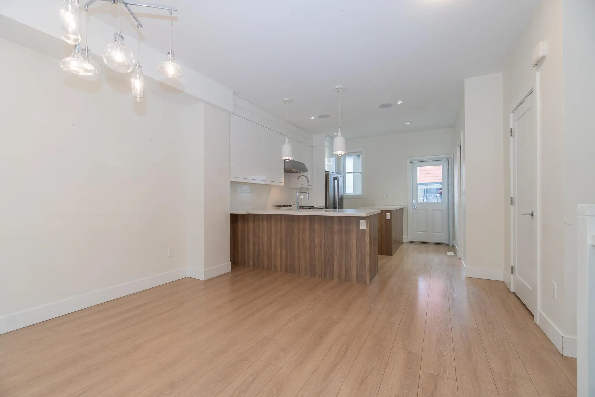 6 1670 160 Street