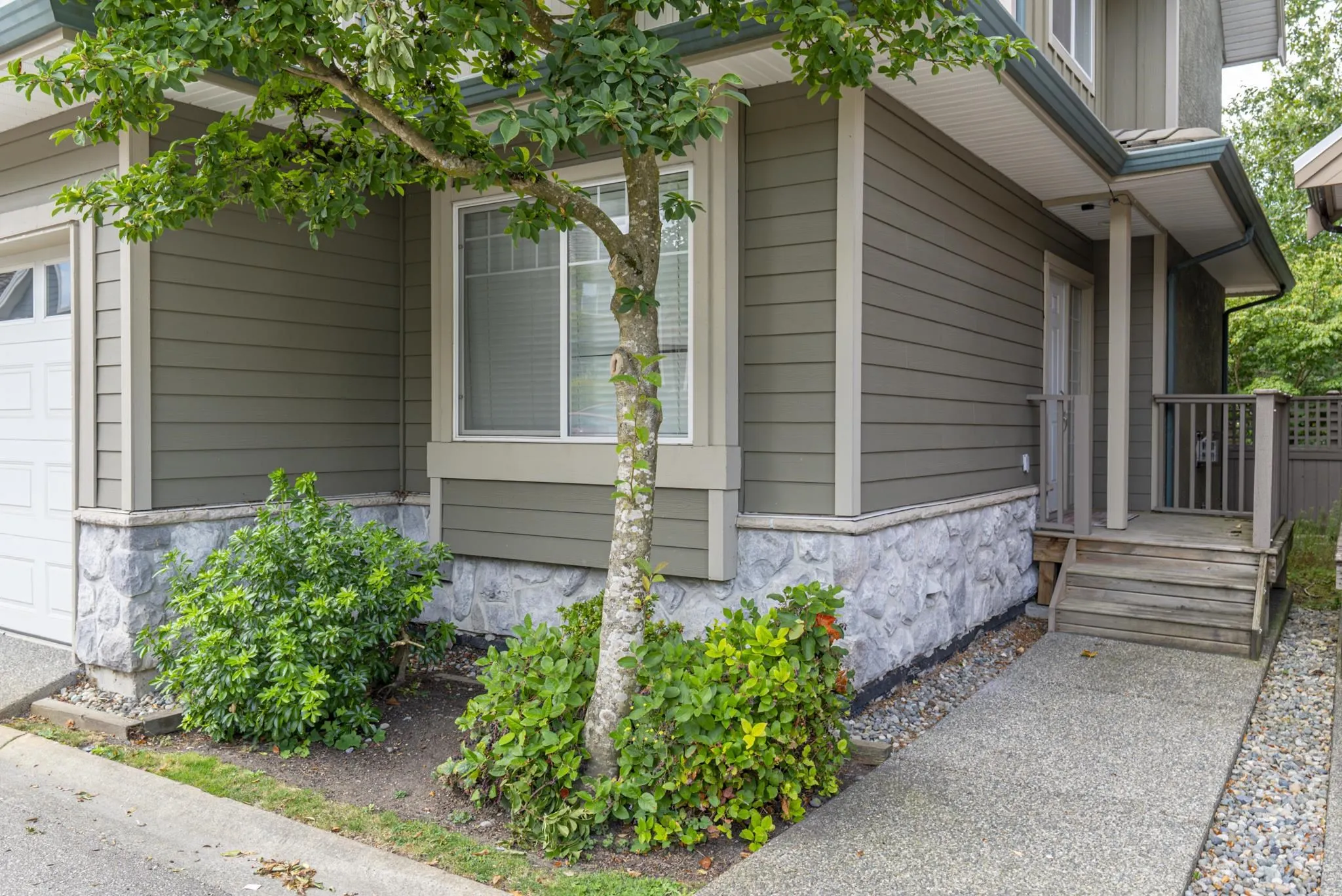 5 3363 Rosemary Heights Crescent