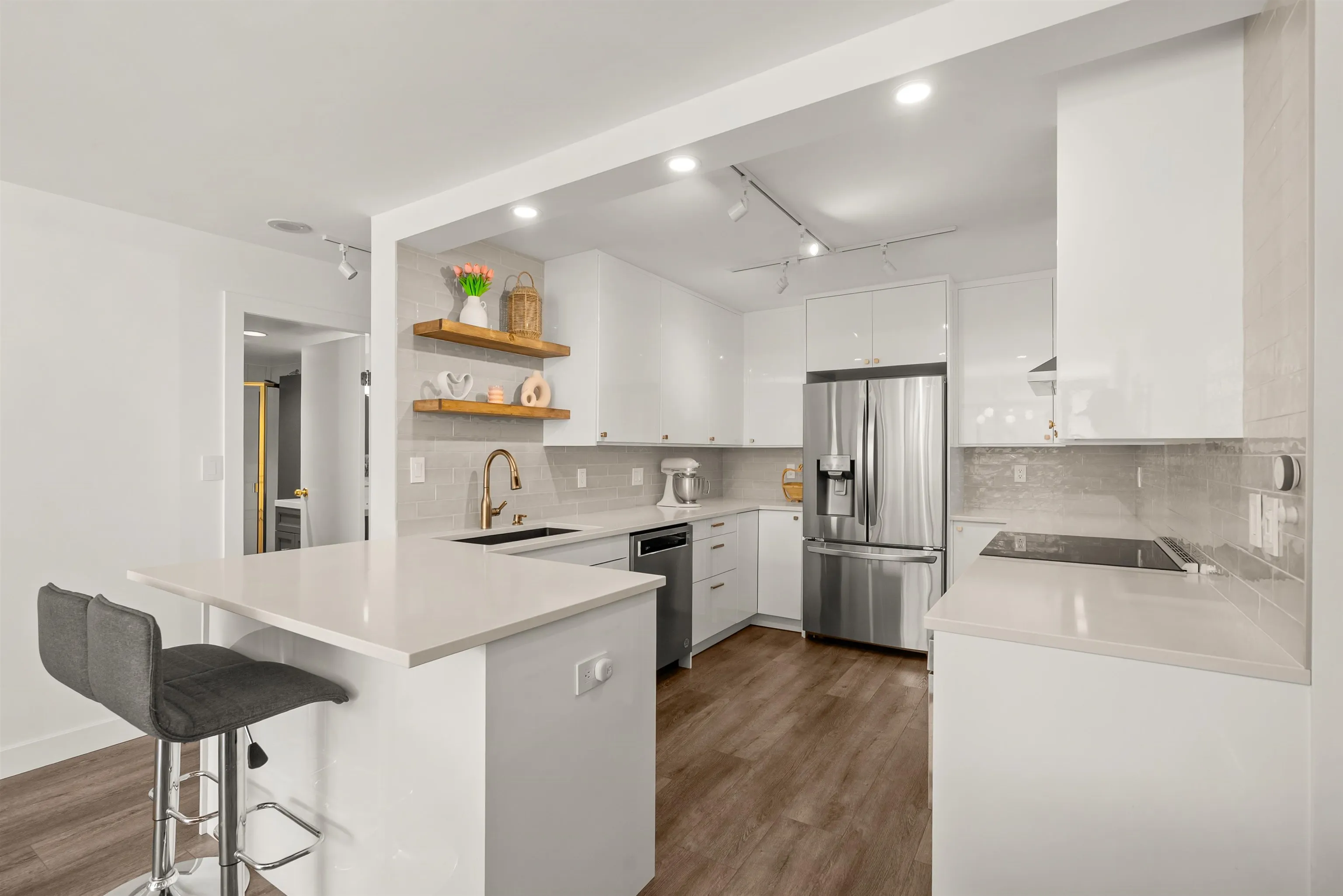 1602 8 Laguna Court