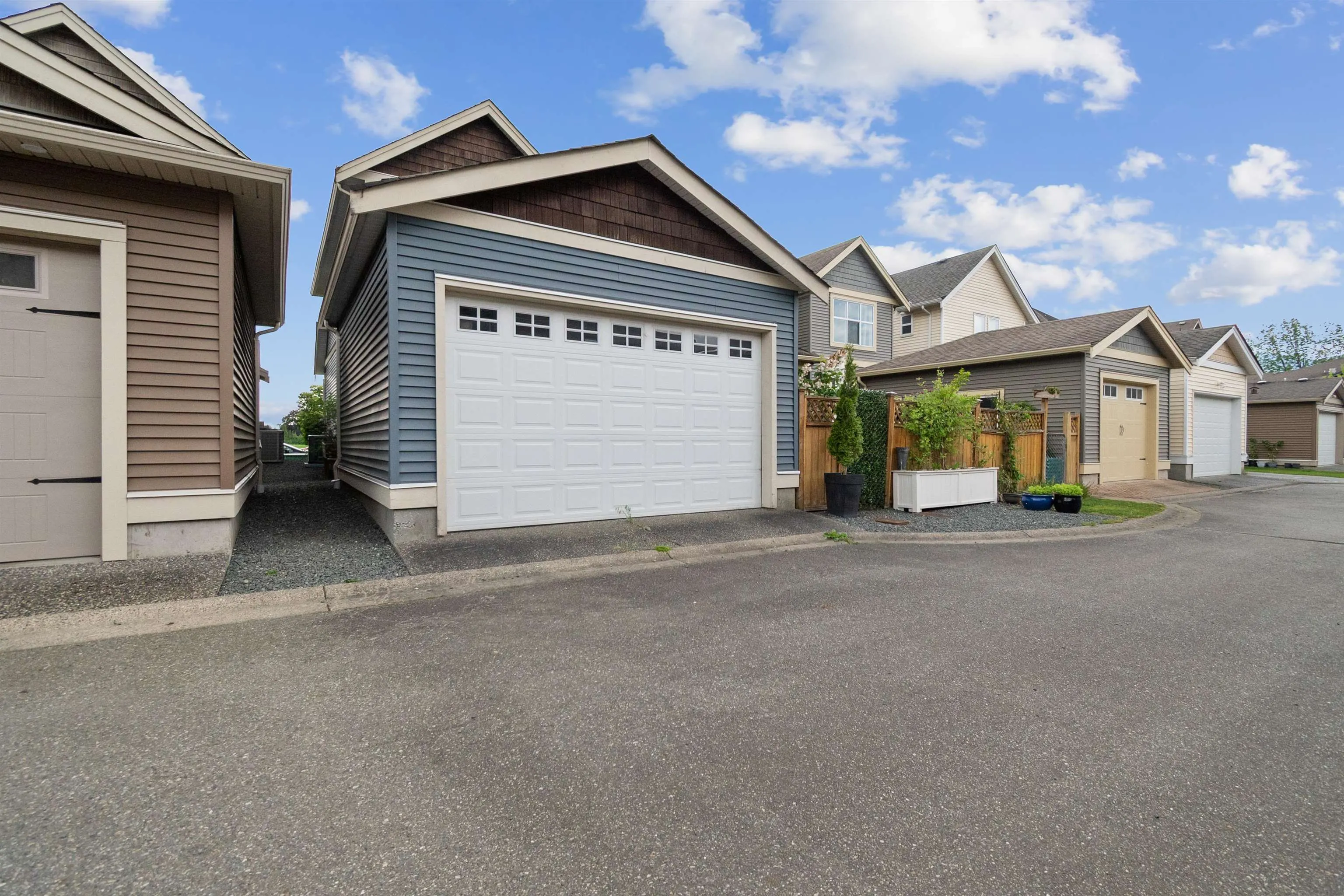 1516 Mackay Crescent