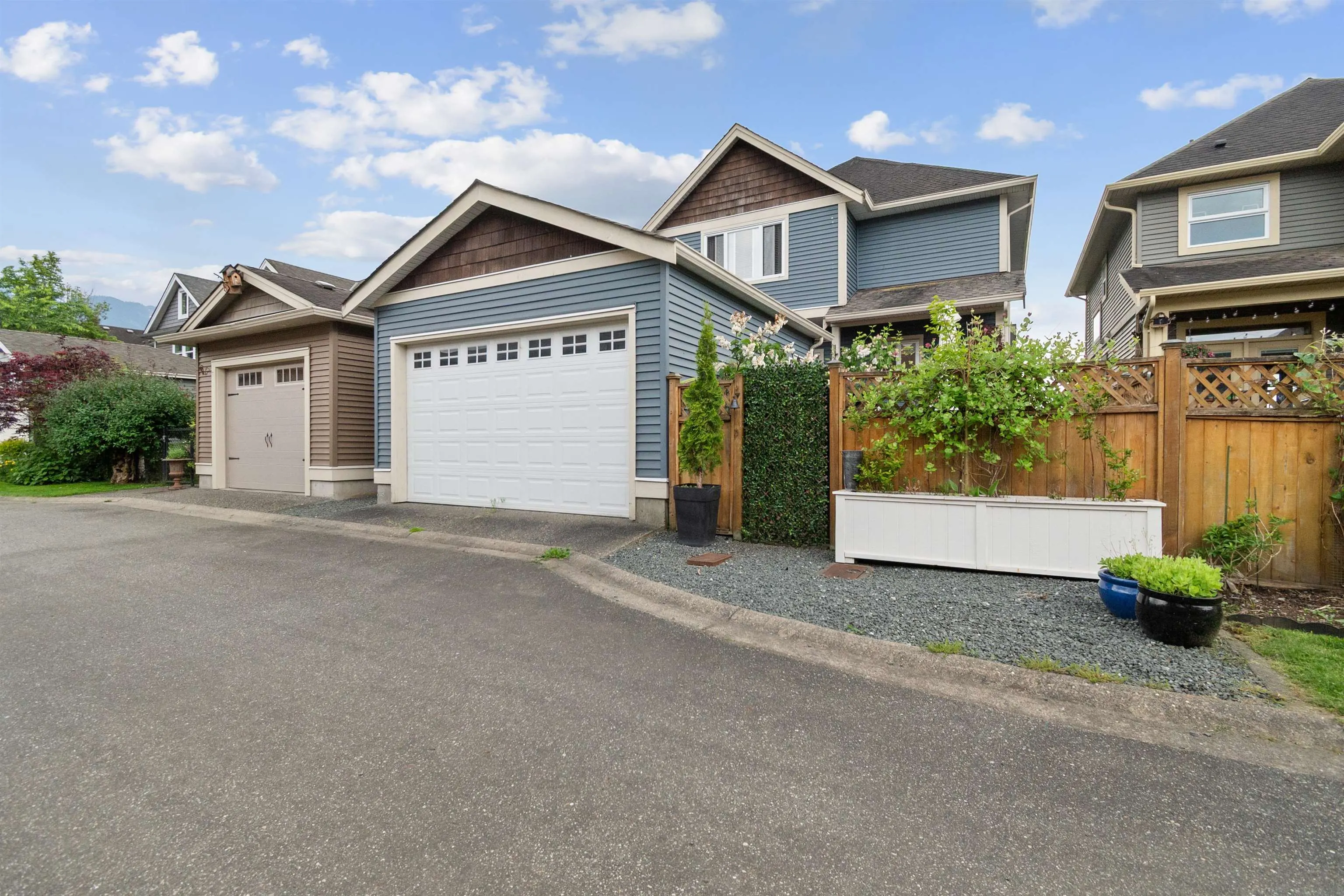 1516 Mackay Crescent
