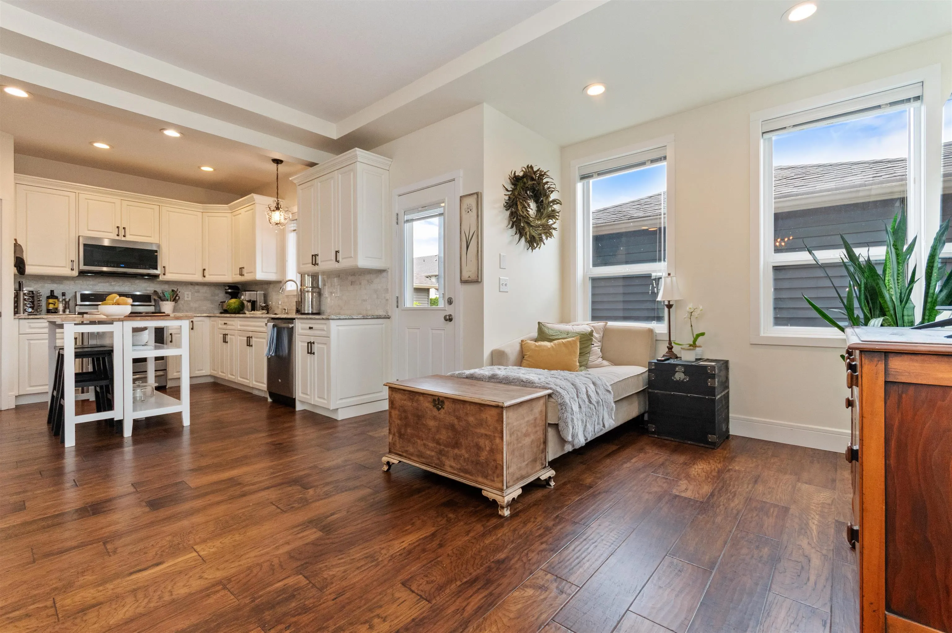 1516 Mackay Crescent