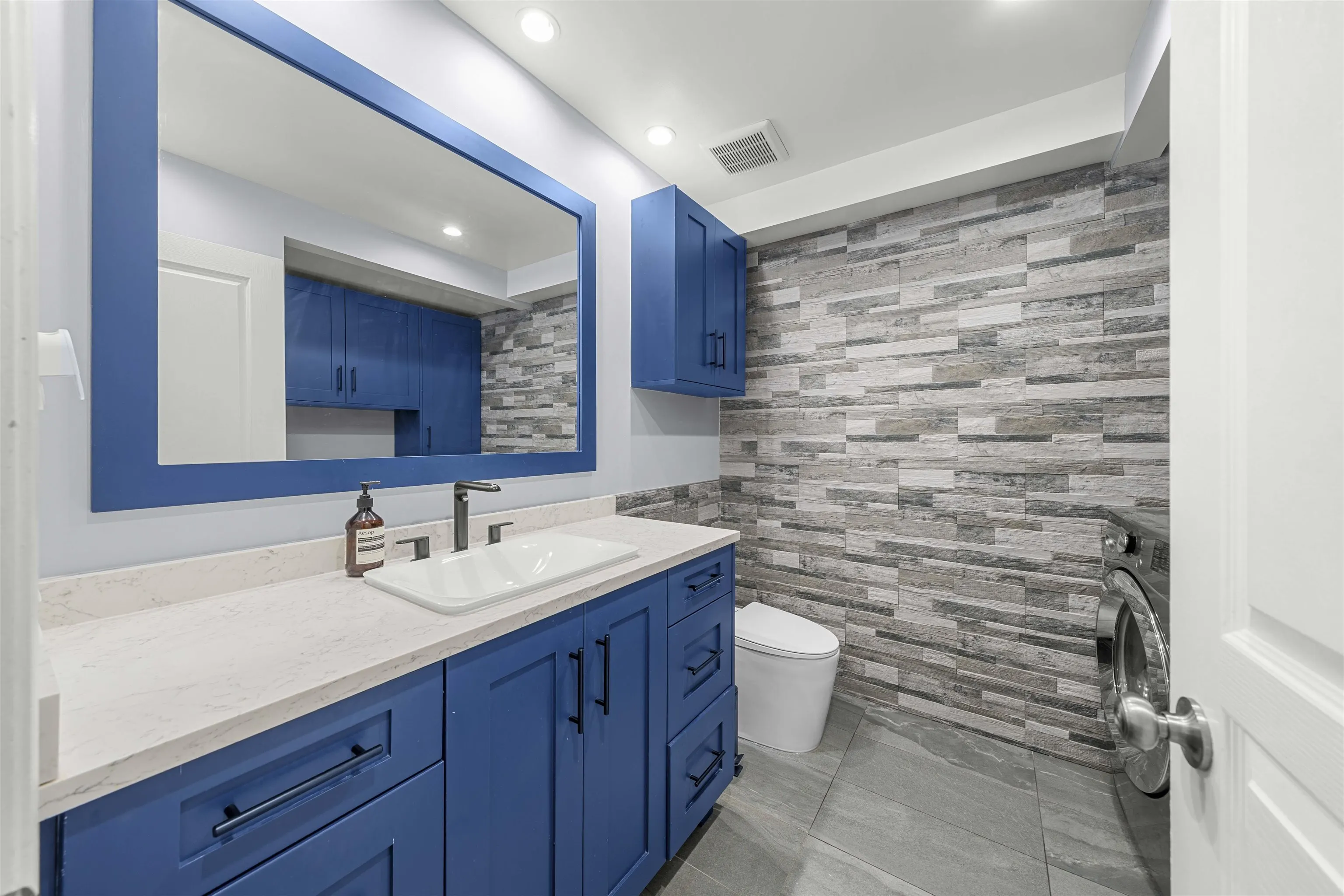 17 8428 Venture Way