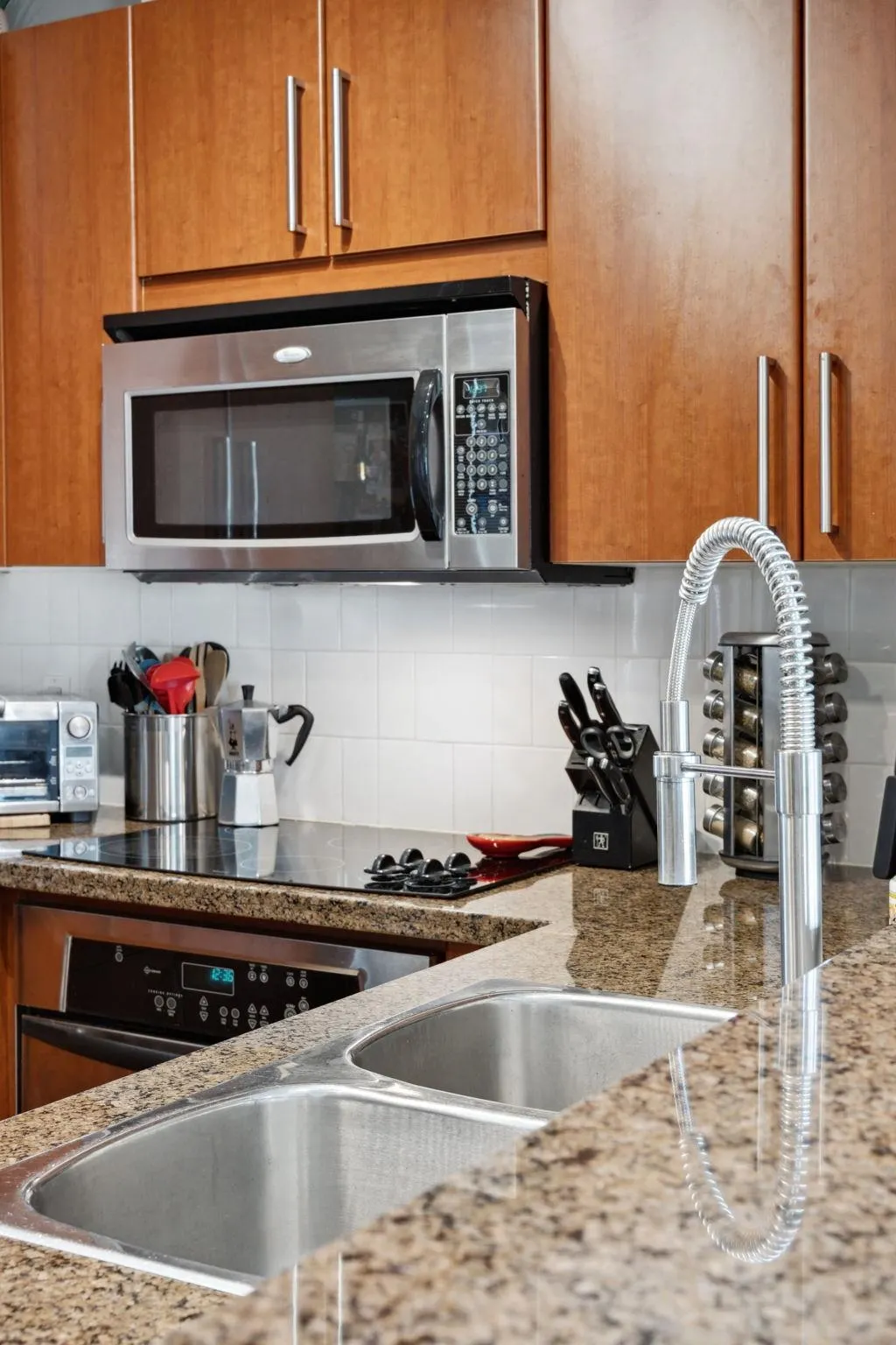 1401 15 E Royal Avenue