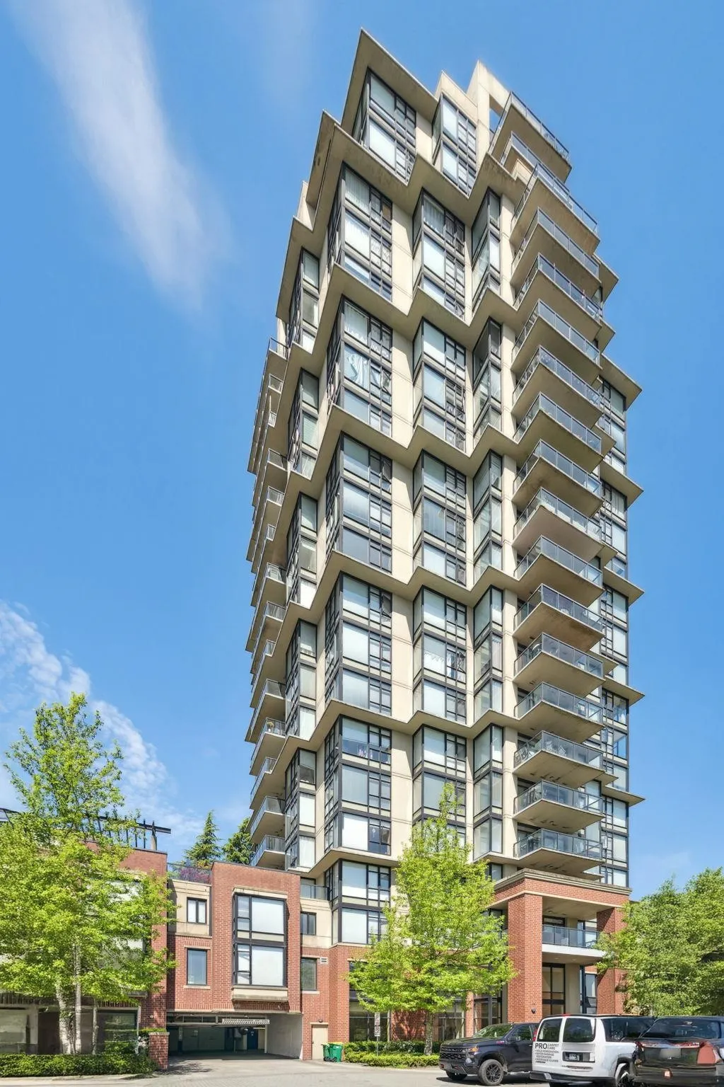 1401 15 E Royal Avenue