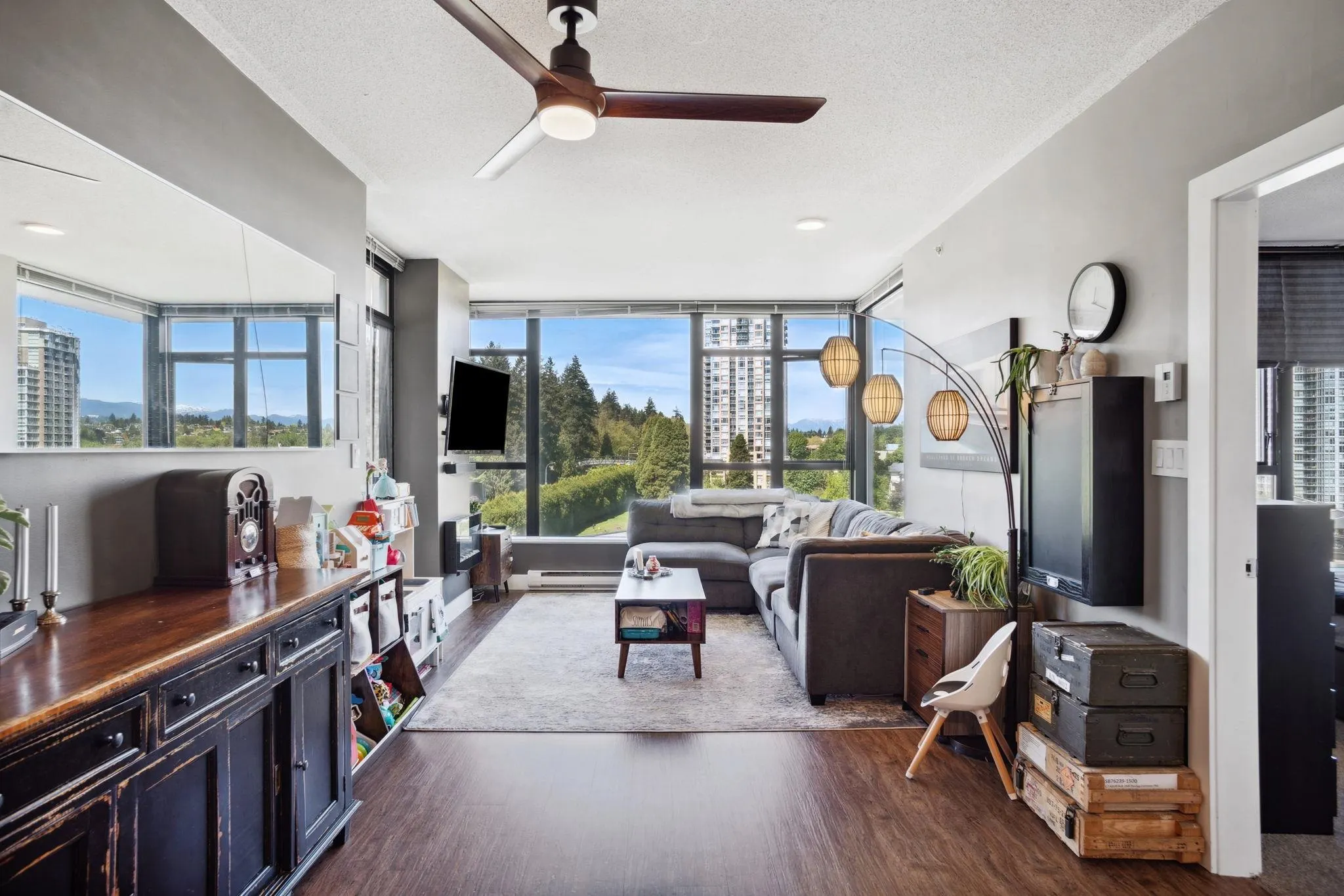 1401 15 E Royal Avenue