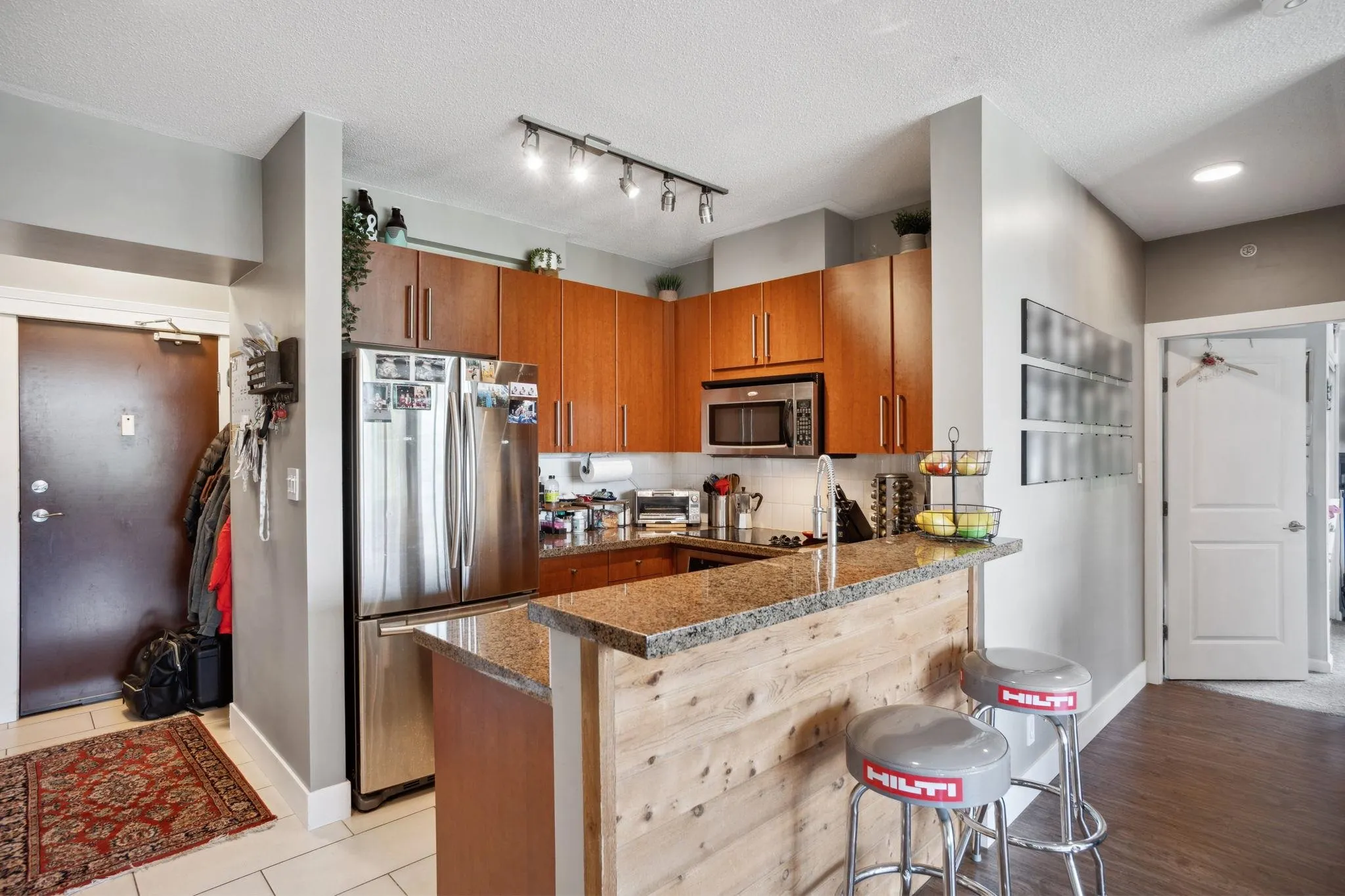 1401 15 E Royal Avenue