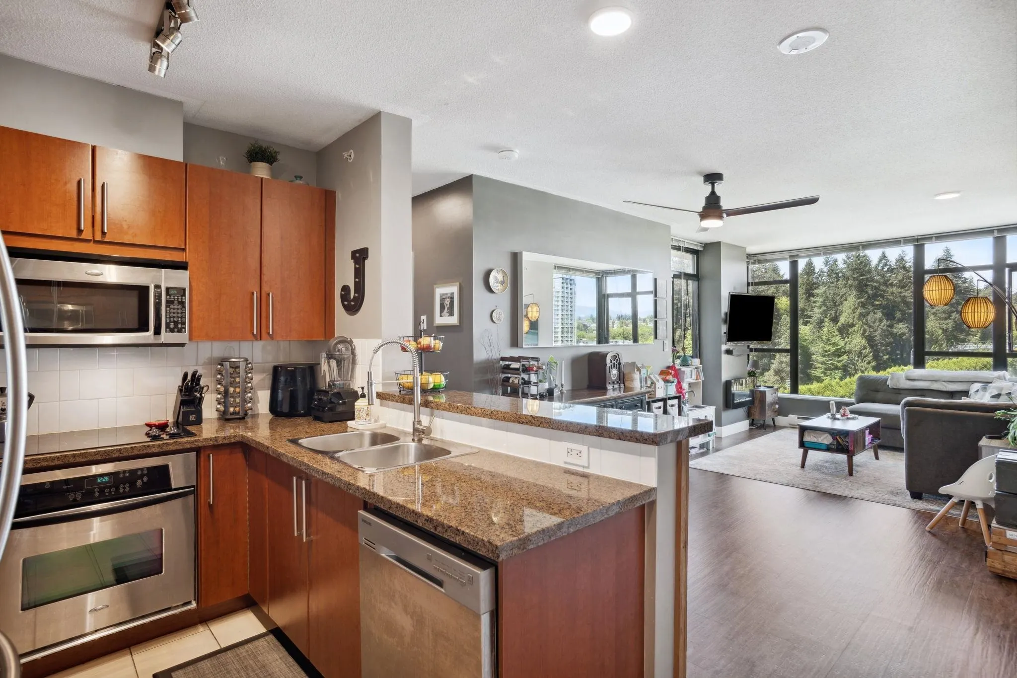 1401 15 E Royal Avenue