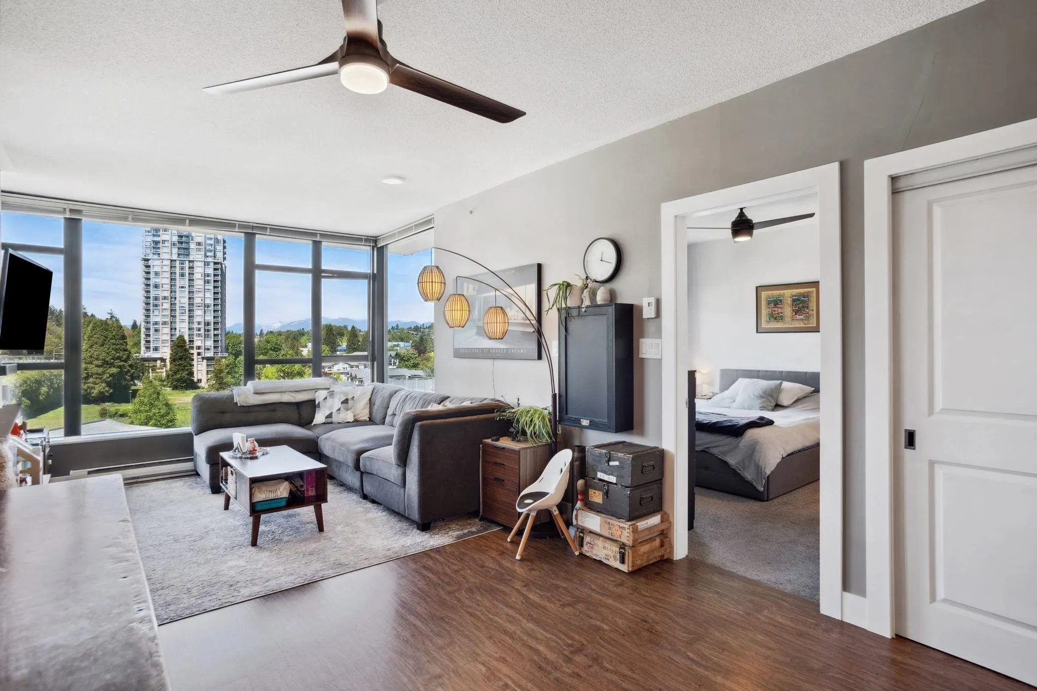 1401 15 E Royal Avenue