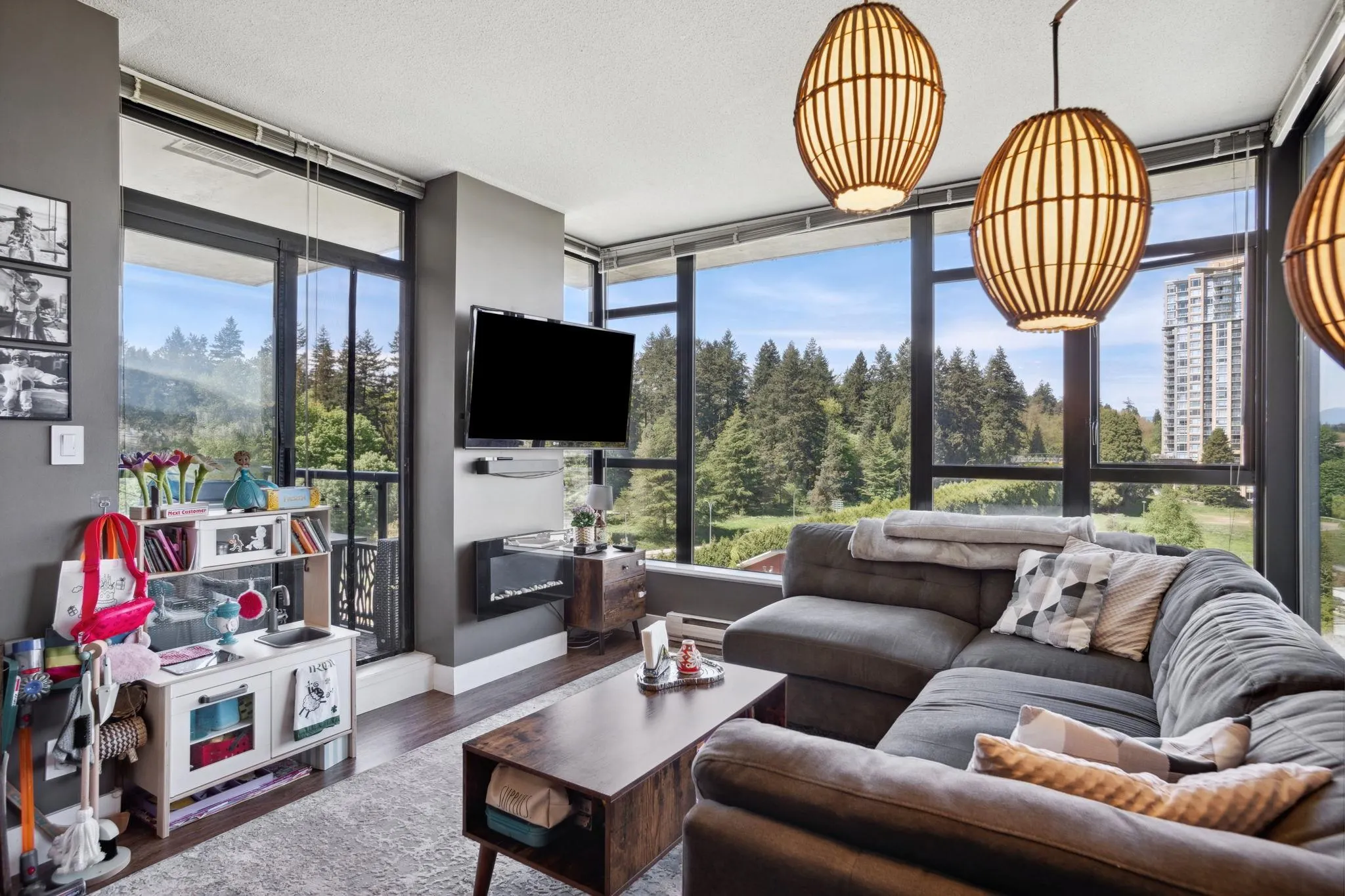 1401 15 E Royal Avenue