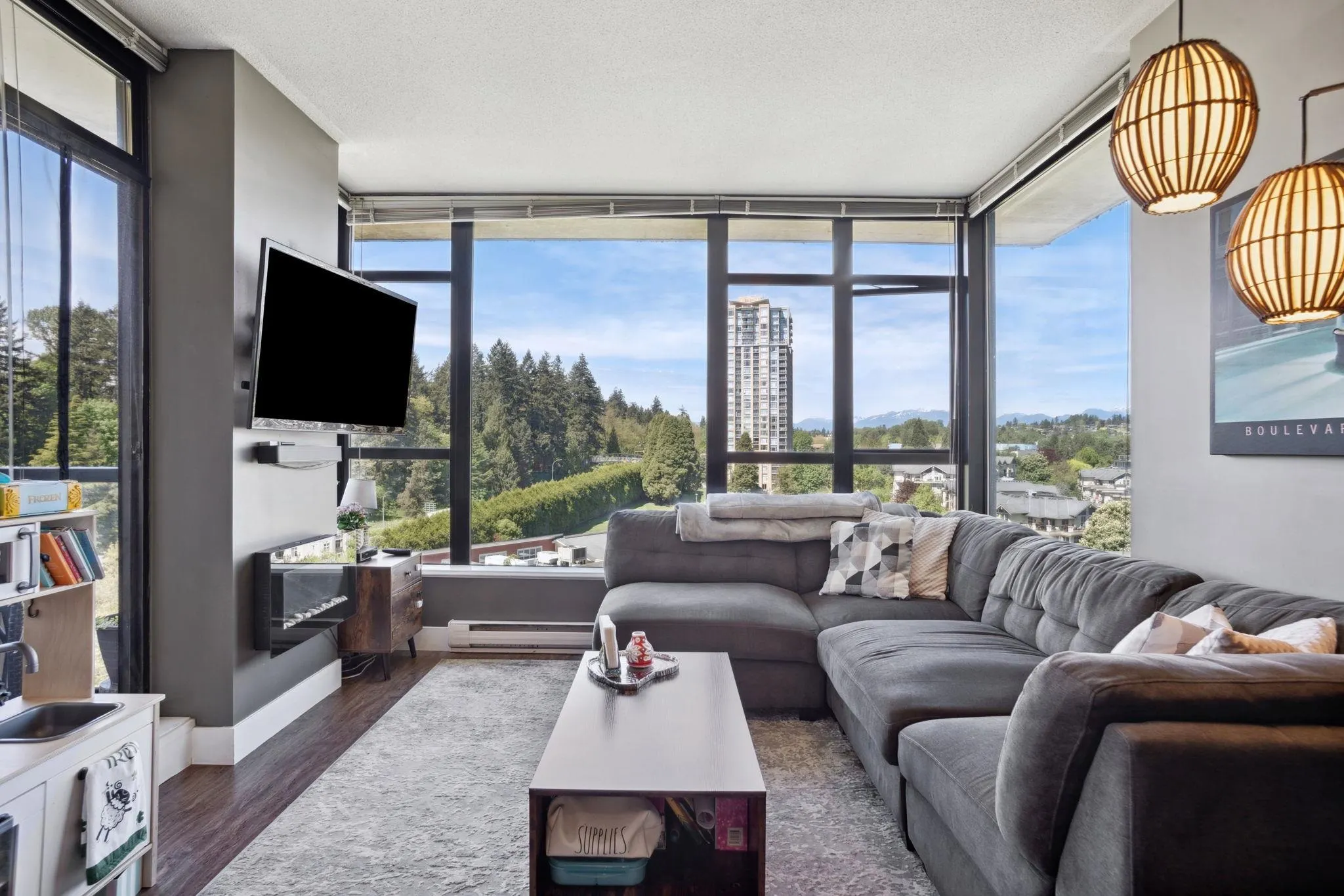 1401 15 E Royal Avenue