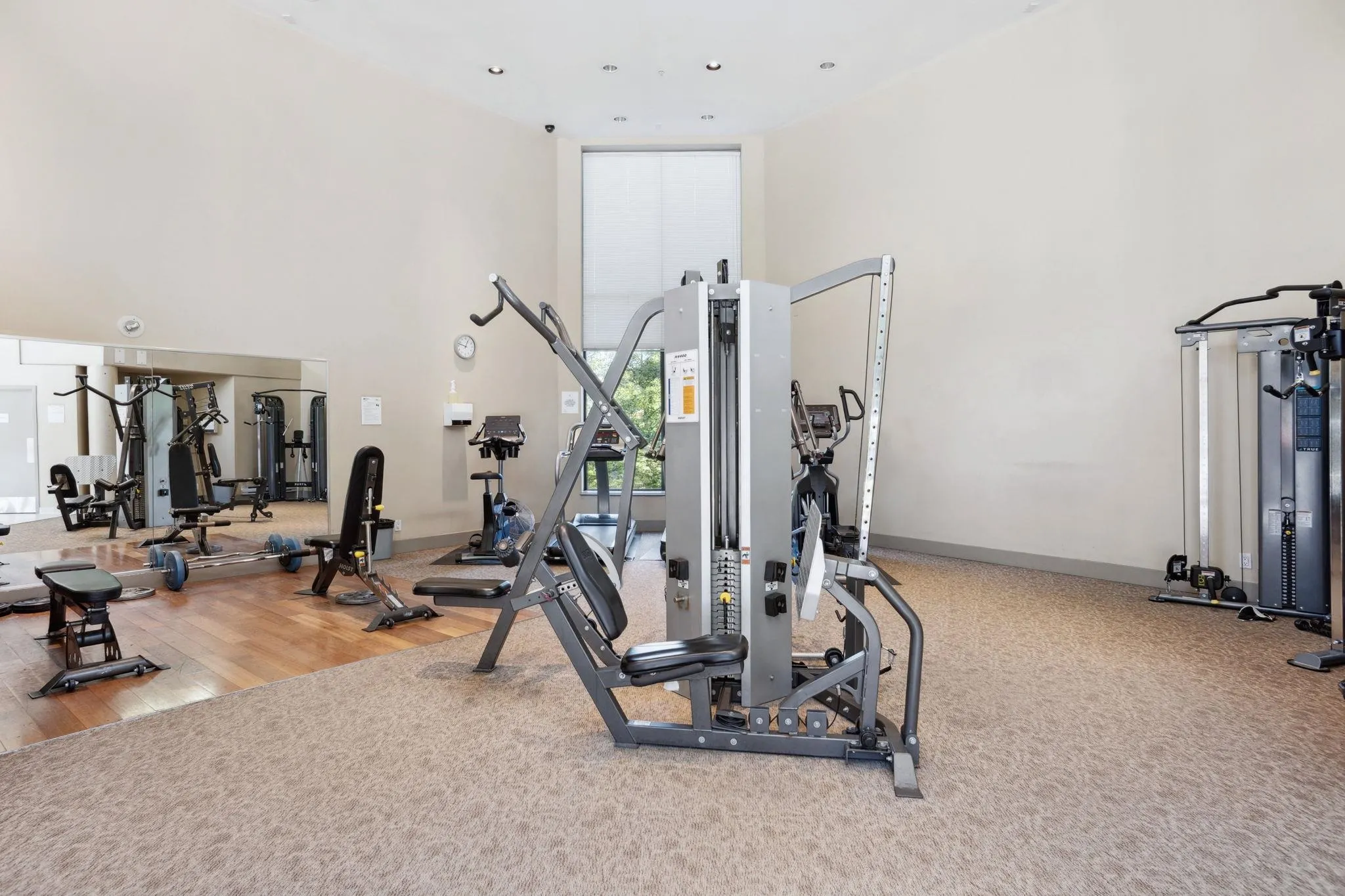 1401 15 E Royal Avenue