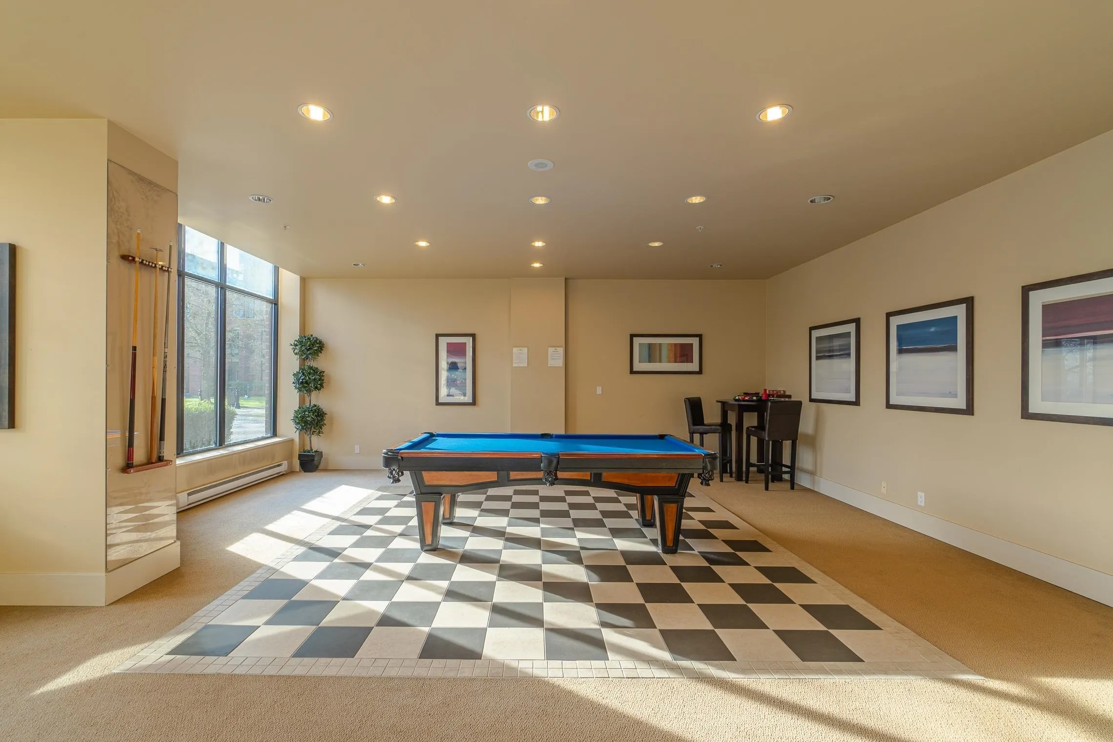1401 15 E Royal Avenue