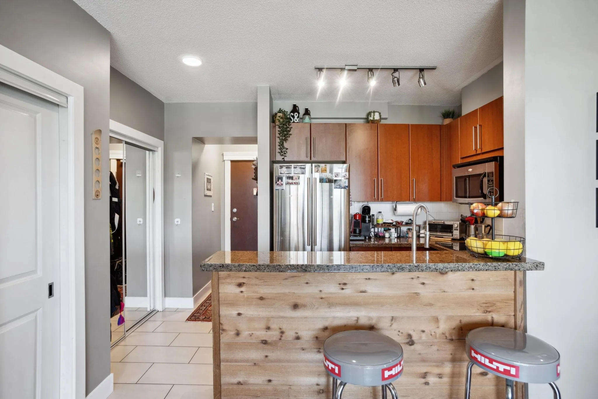 1401 15 E Royal Avenue