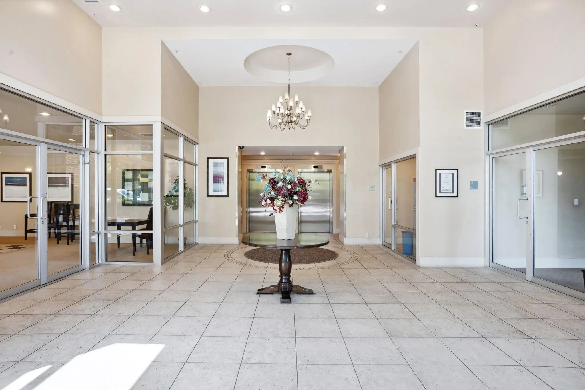 1401 15 E Royal Avenue