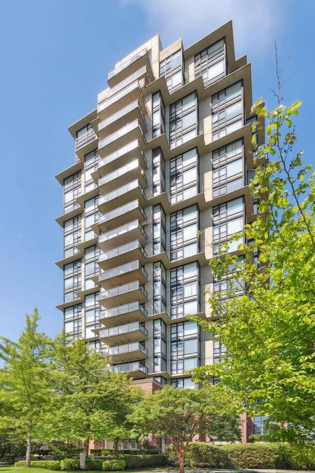 1401 15 E Royal Avenue