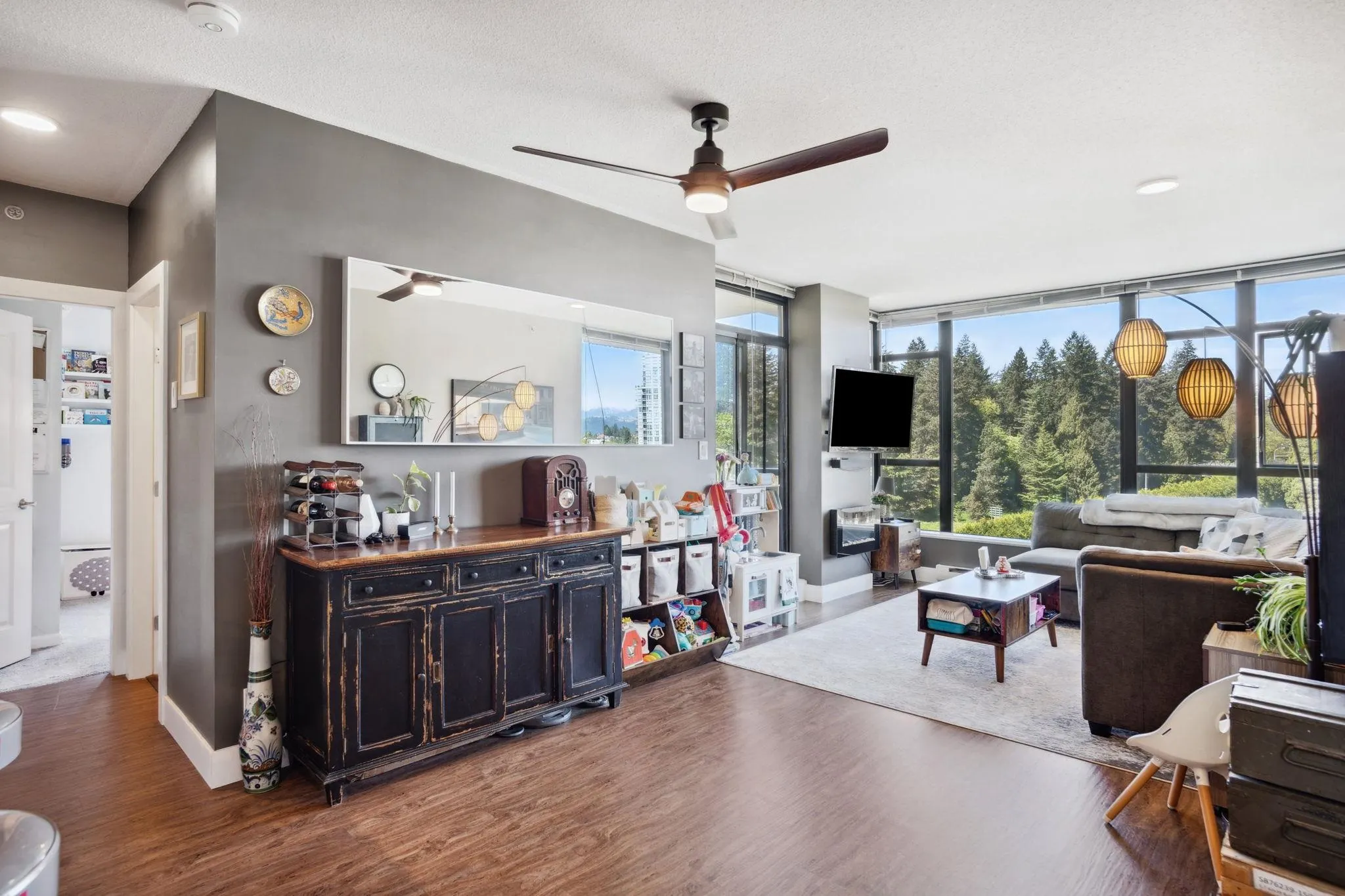 1401 15 E Royal Avenue