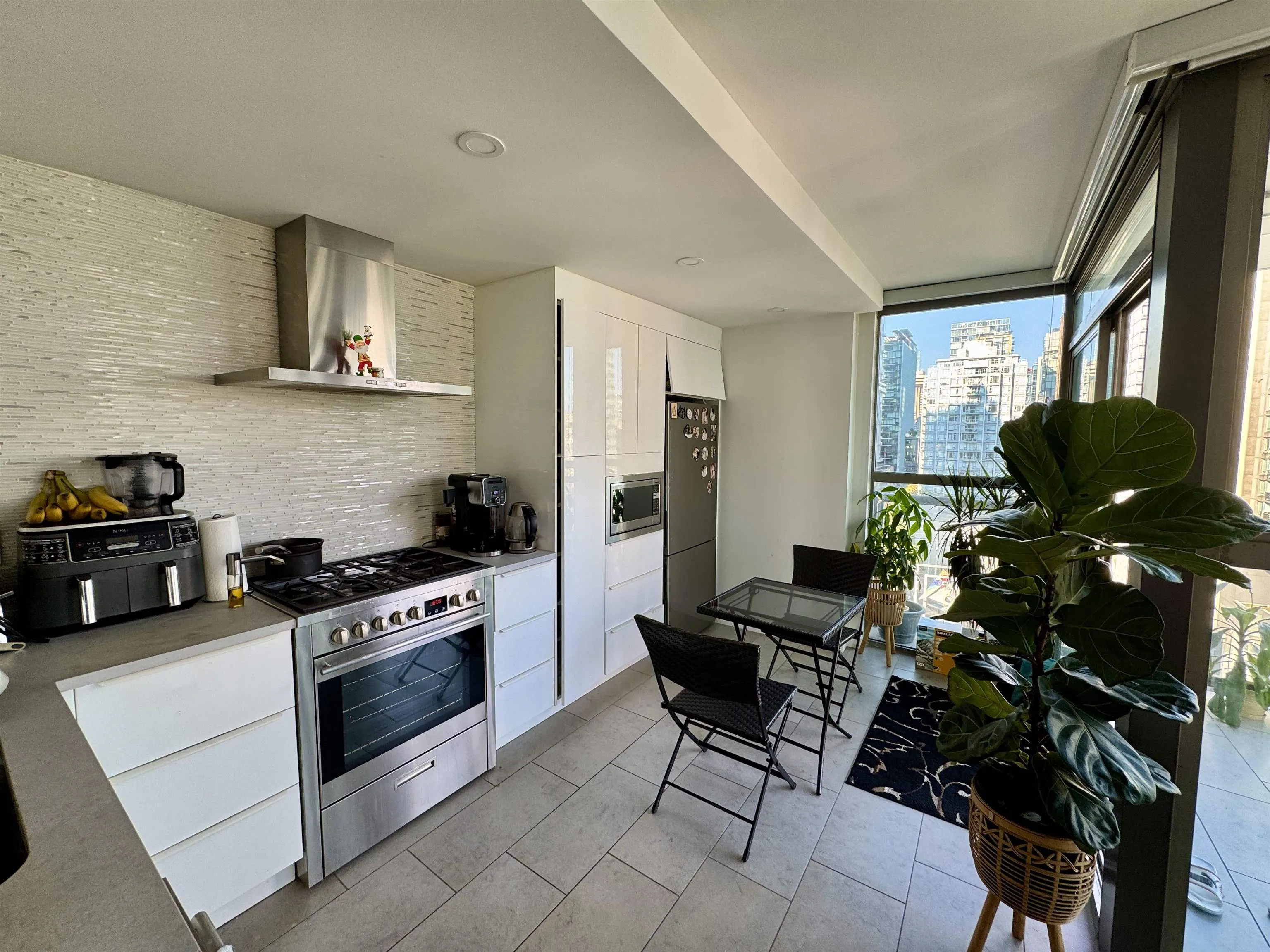 1503 928 Richards Street