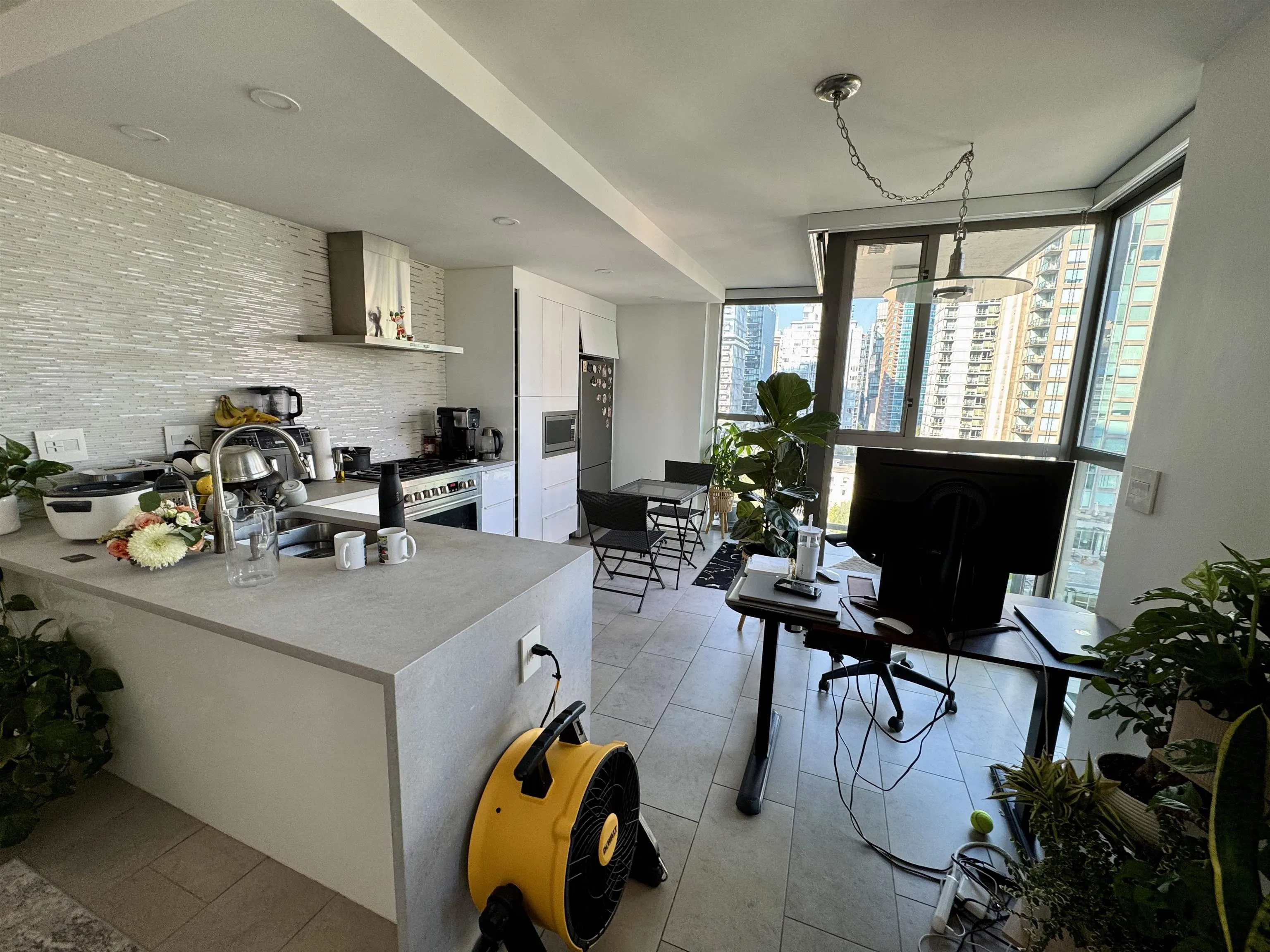 1503 928 Richards Street