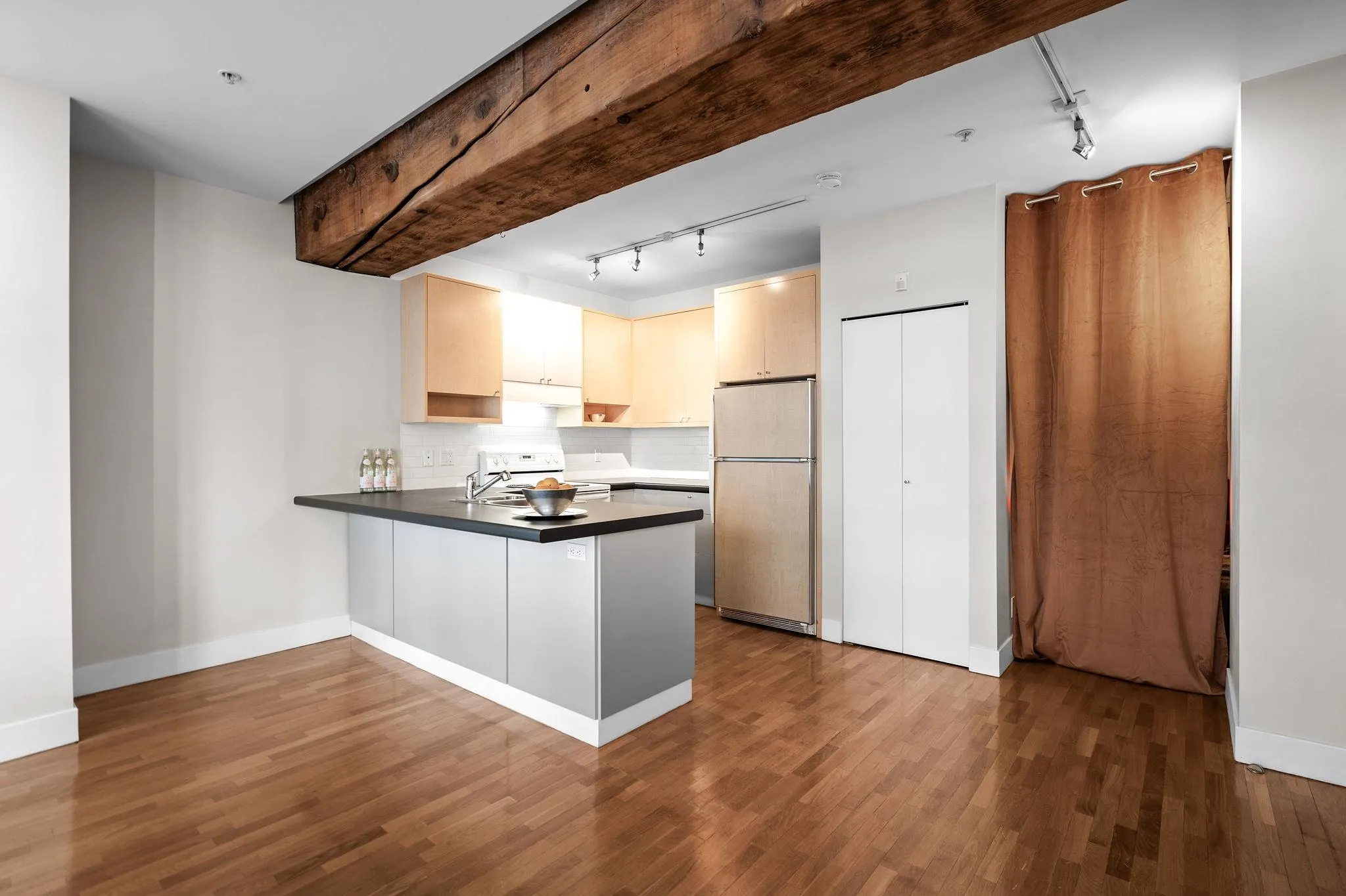 201 869 Beatty Street