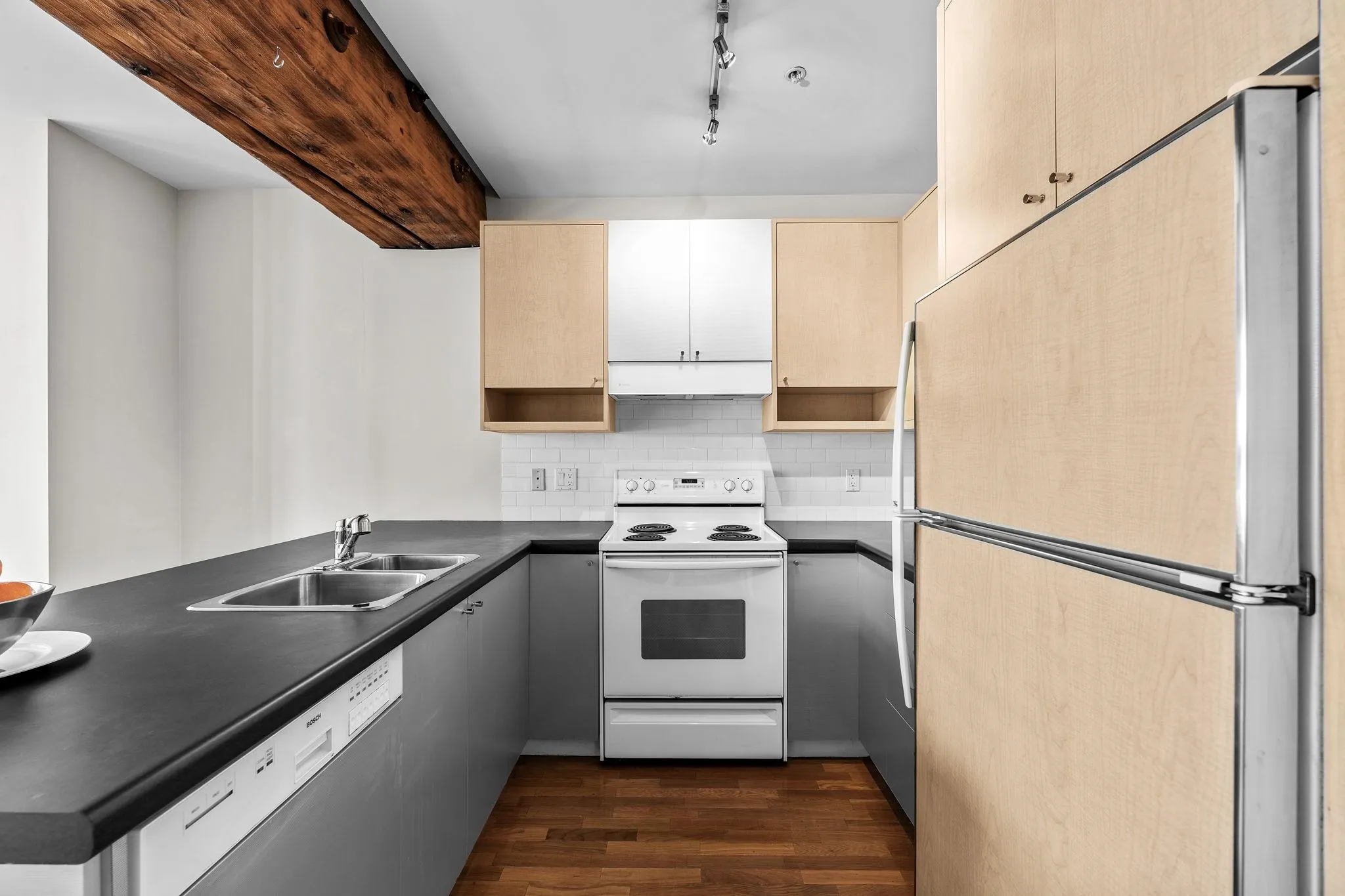 201 869 Beatty Street