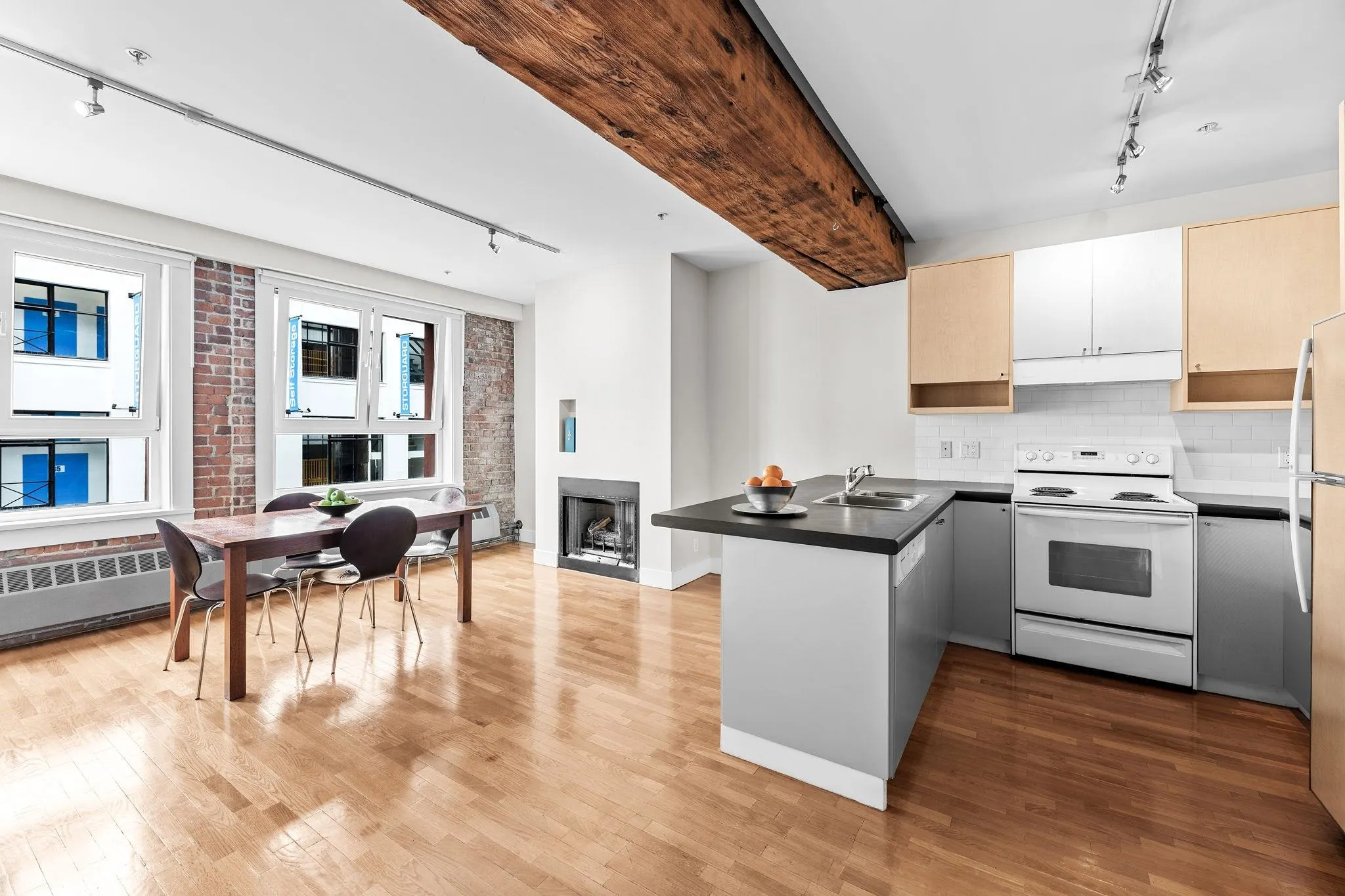 201 869 Beatty Street
