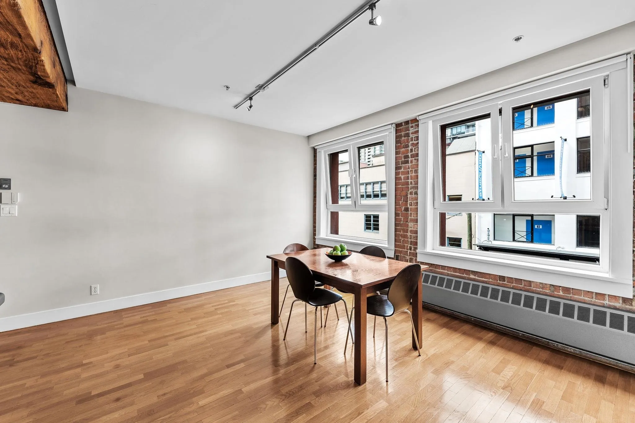 201 869 Beatty Street