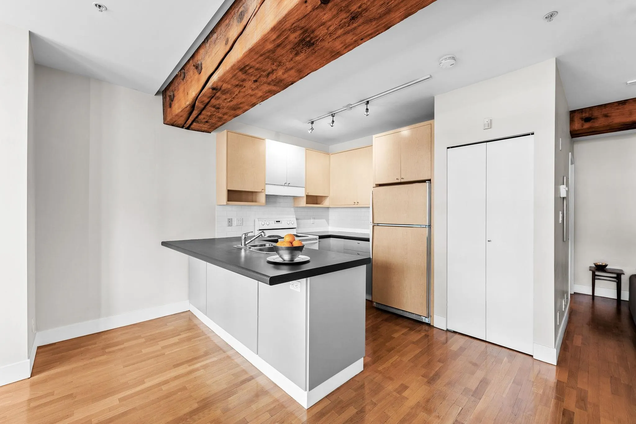 201 869 Beatty Street