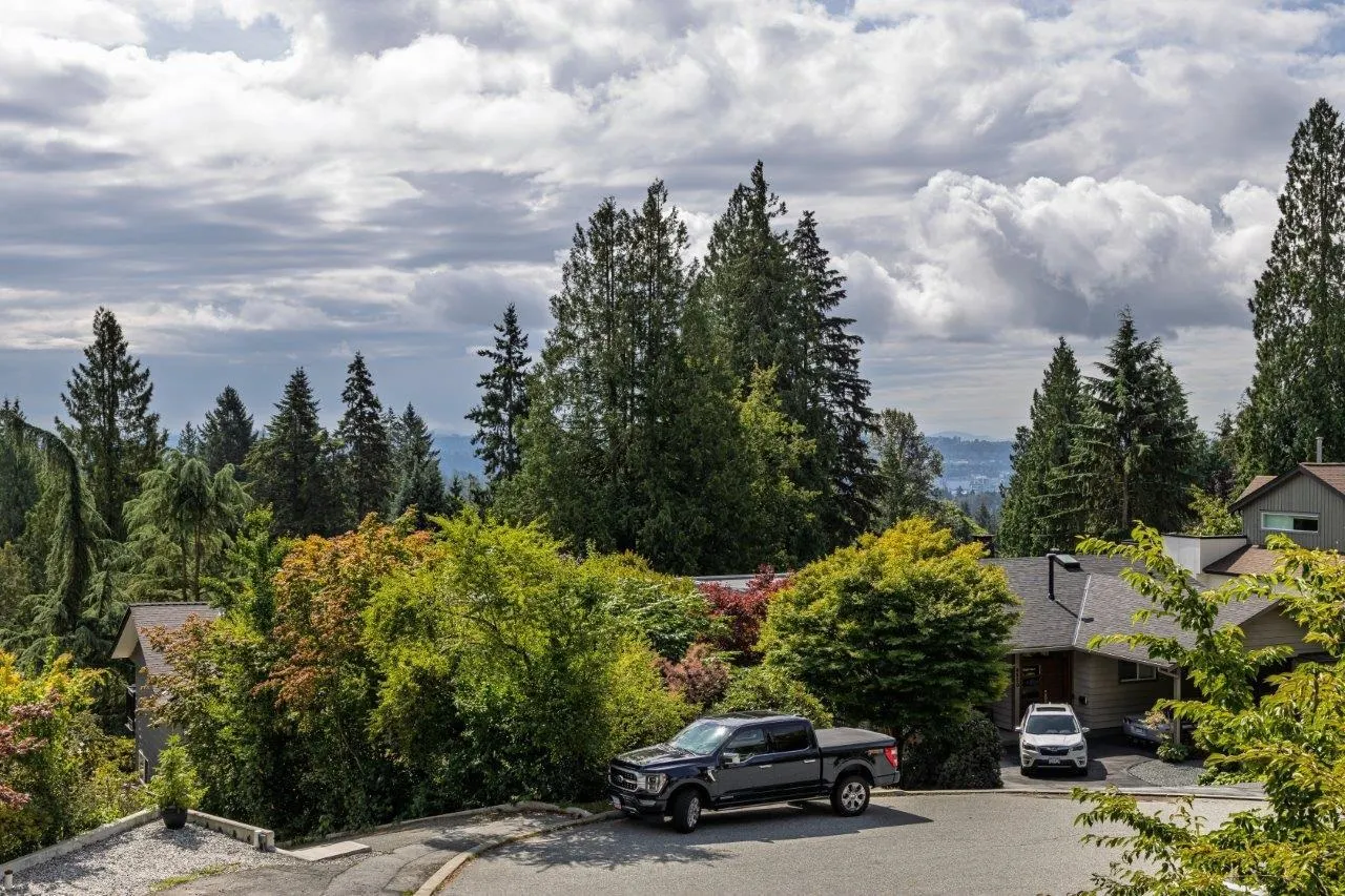 4577 Meadowbank Close