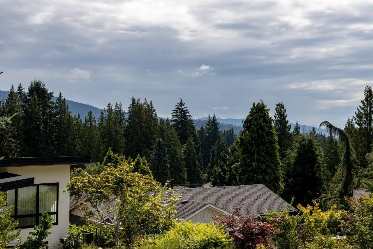 4577 Meadowbank Close