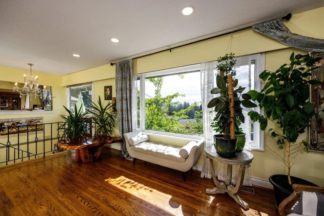 4577 Meadowbank Close