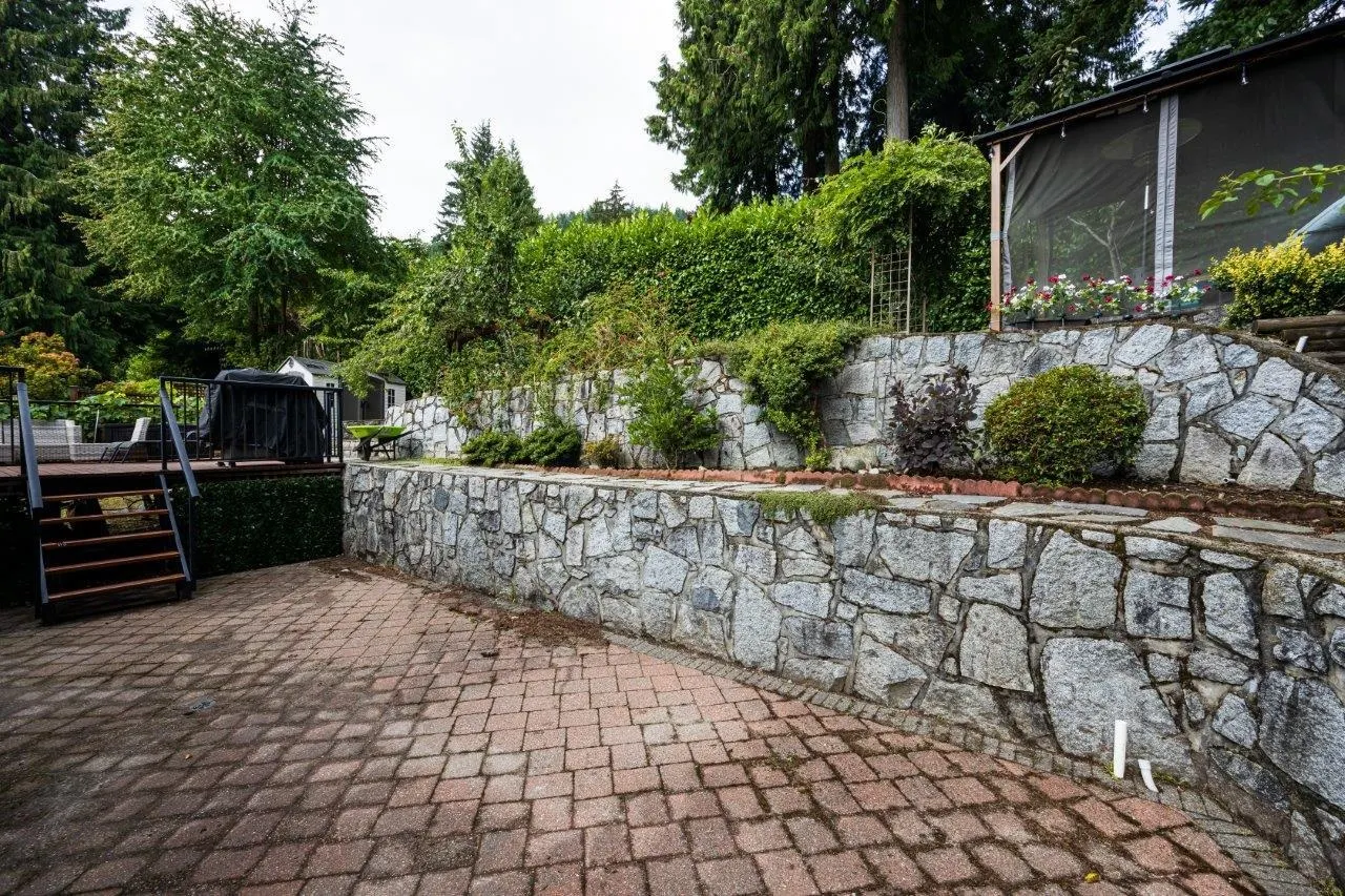 4577 Meadowbank Close
