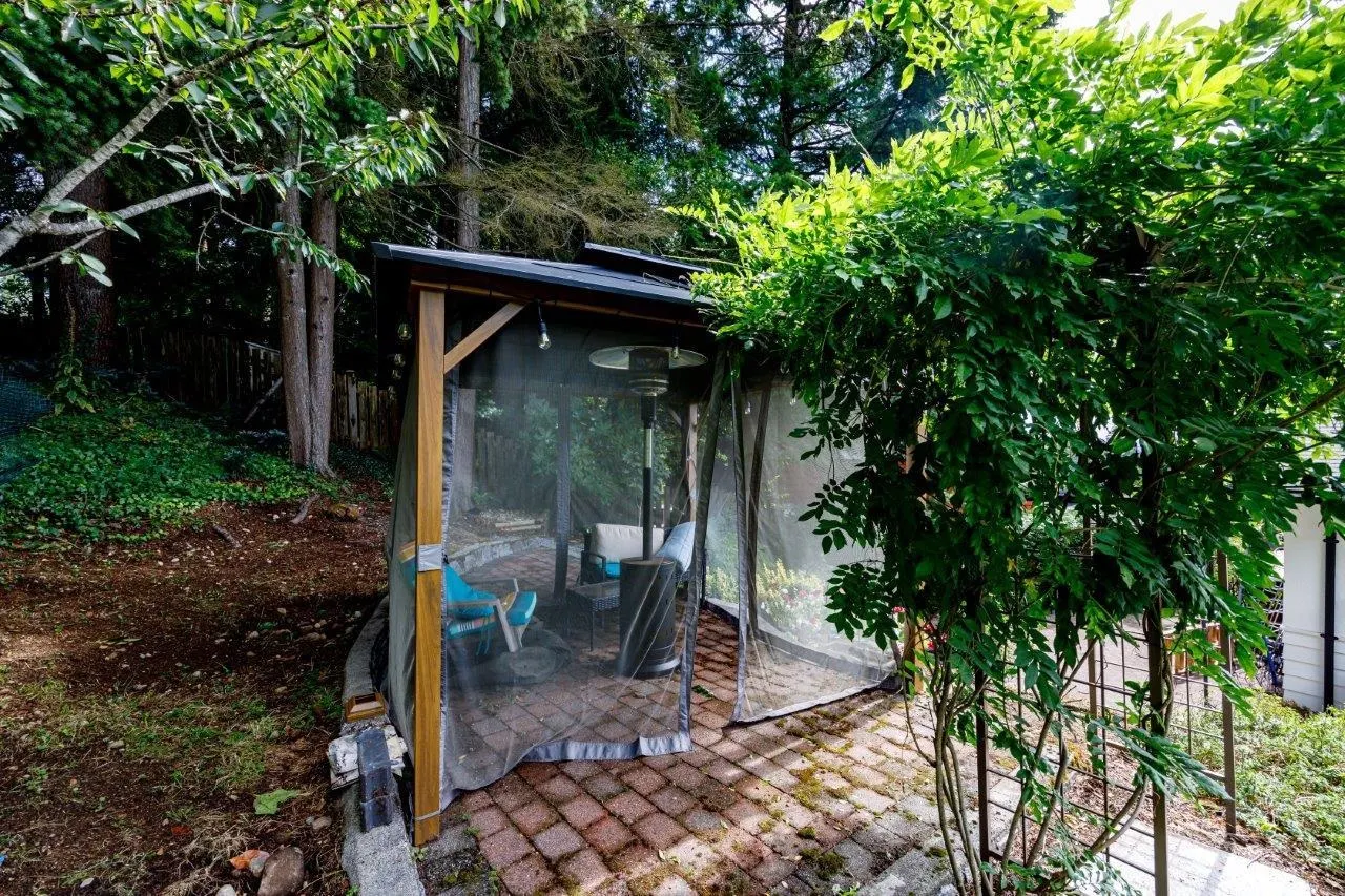 4577 Meadowbank Close