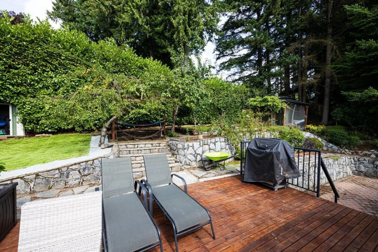 4577 Meadowbank Close