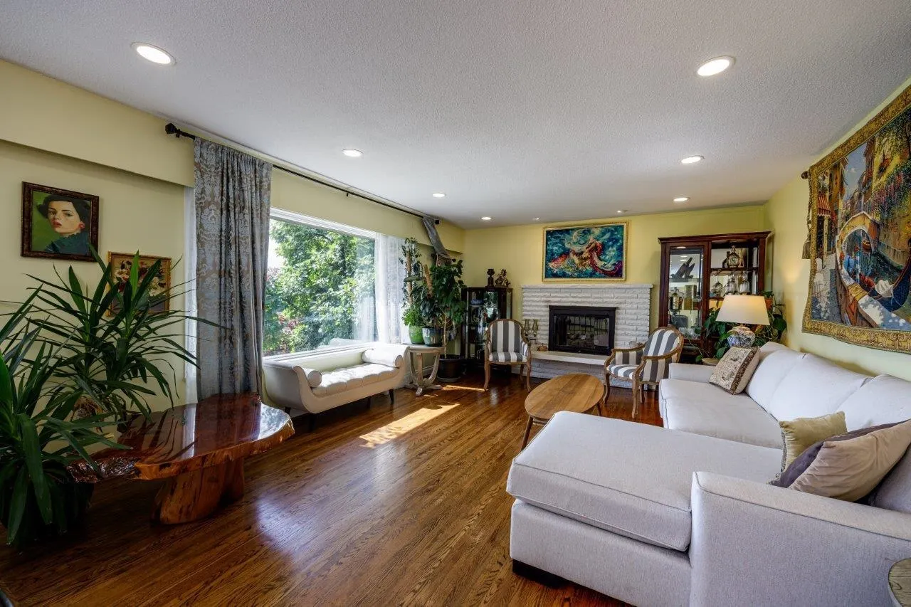 4577 Meadowbank Close