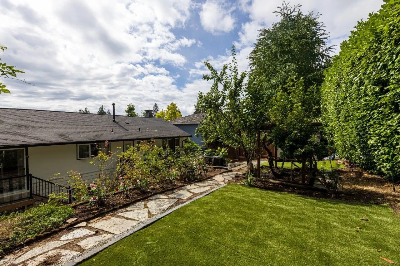 4577 Meadowbank Close