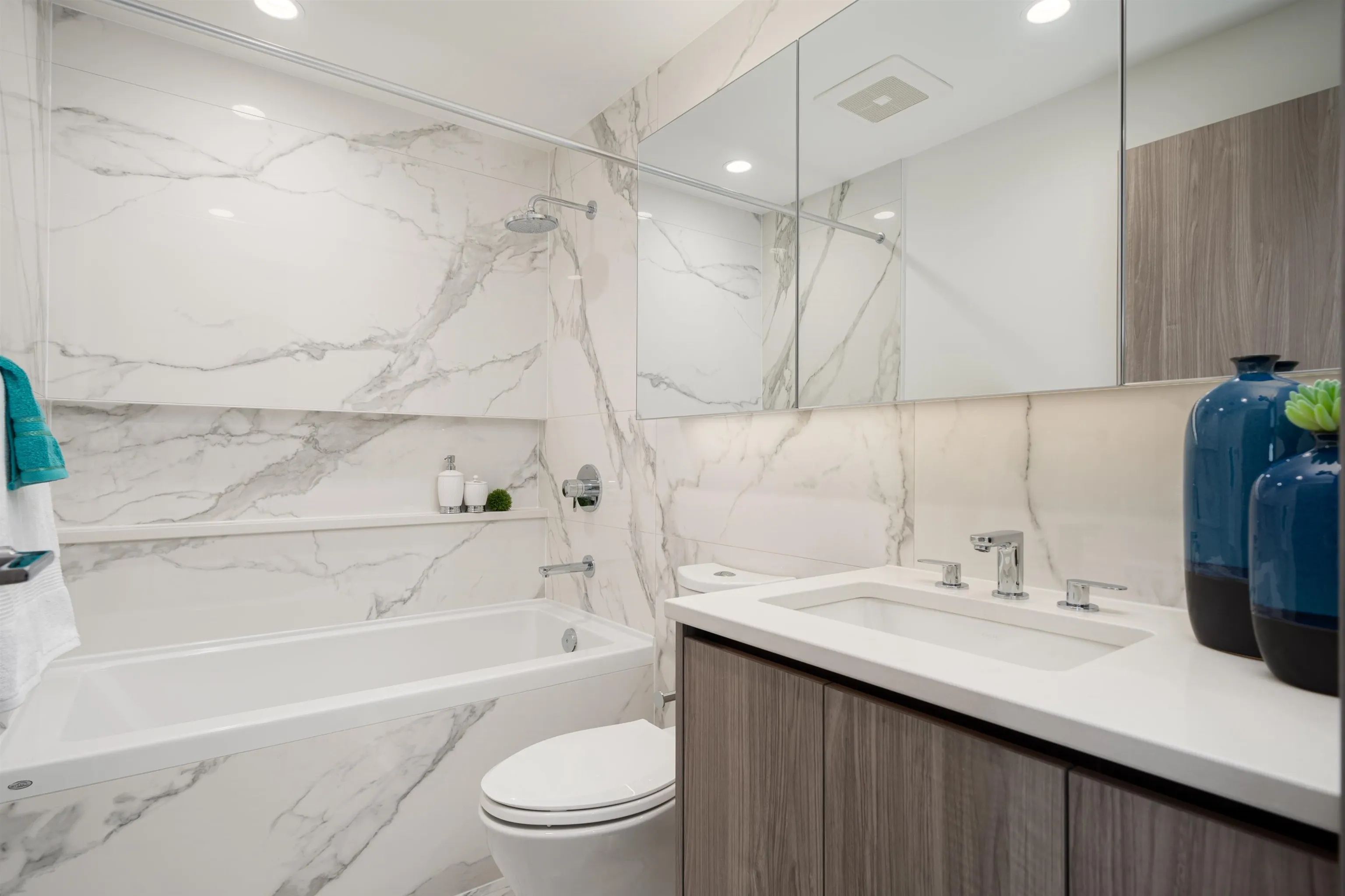 5302 4880 Lougheed Highway