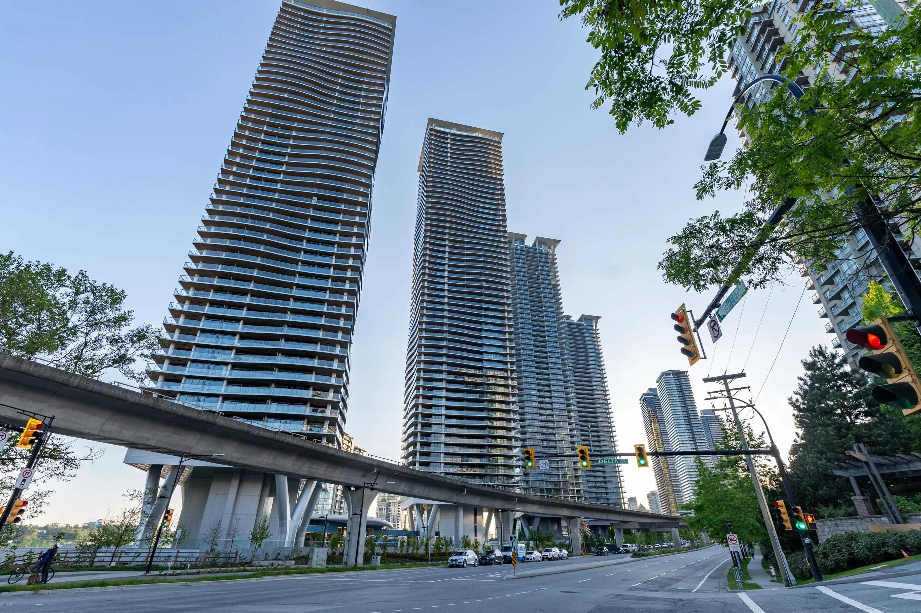5302 4880 Lougheed Highway