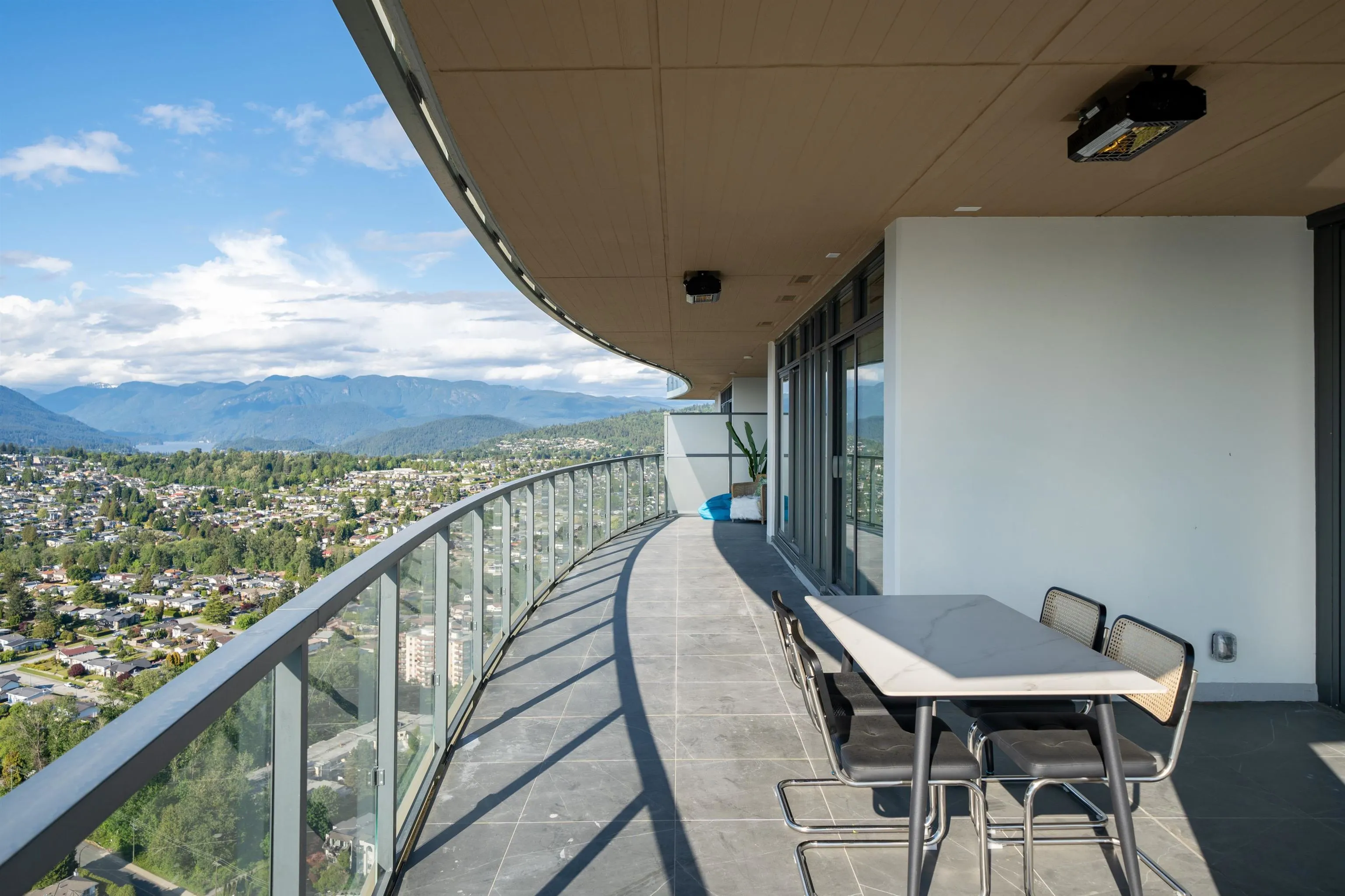 5302 4880 Lougheed Highway