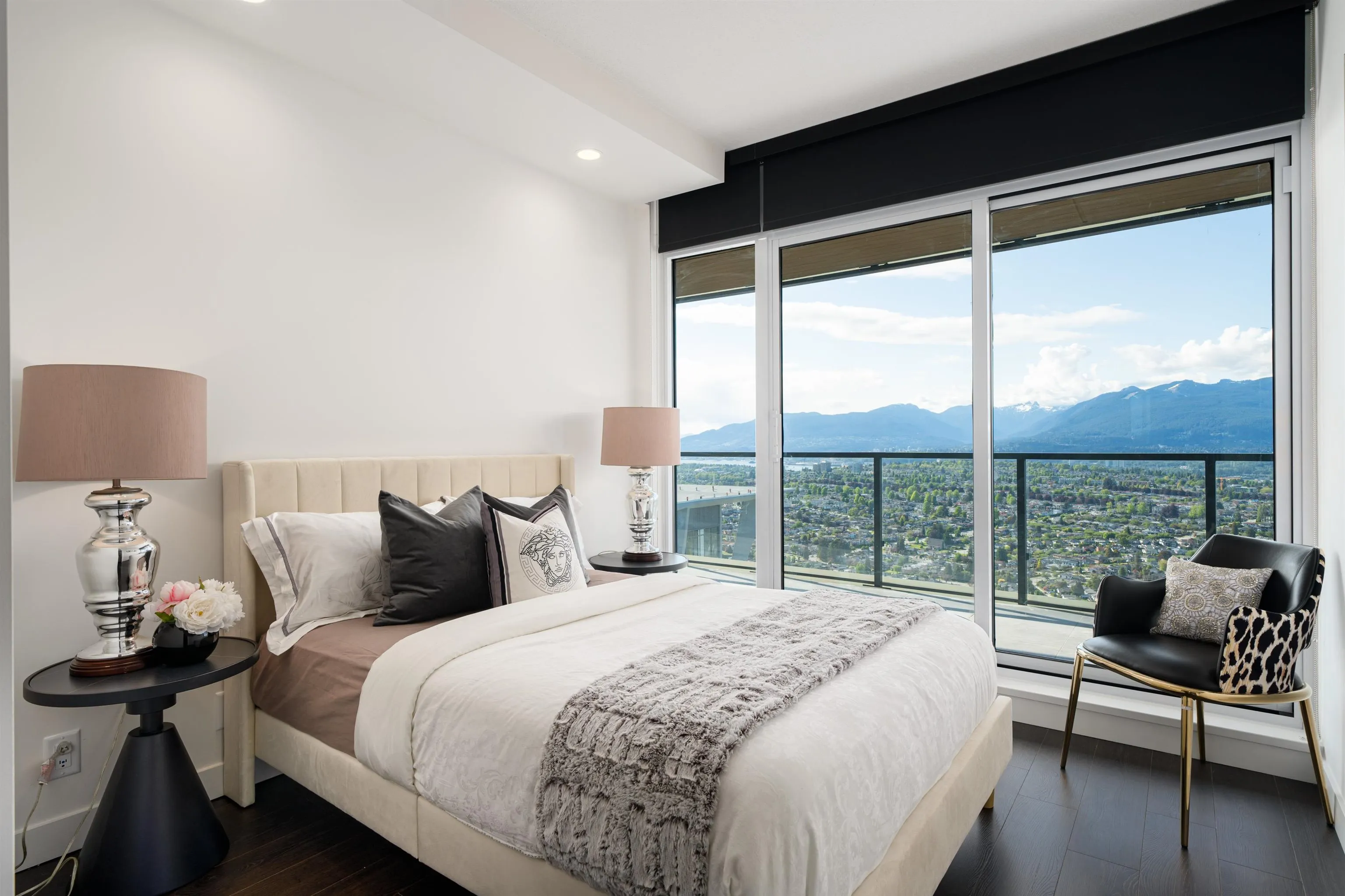 5302 4880 Lougheed Highway